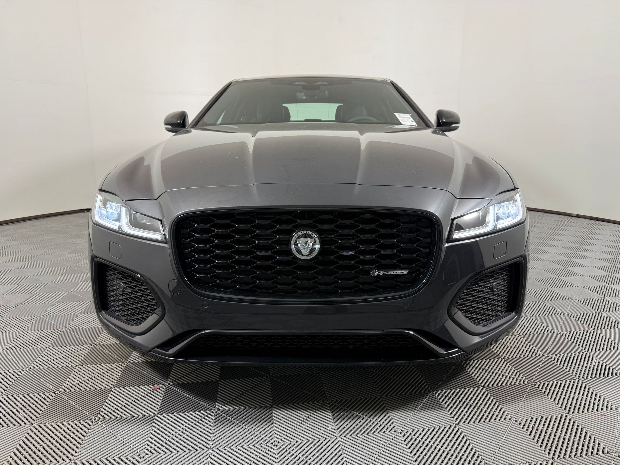 XF R-Dynamic SE Sedan