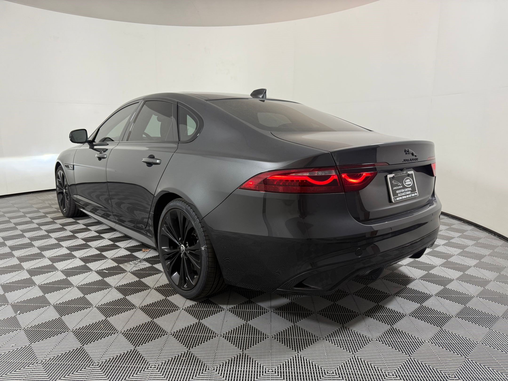 XF R-Dynamic SE Sedan