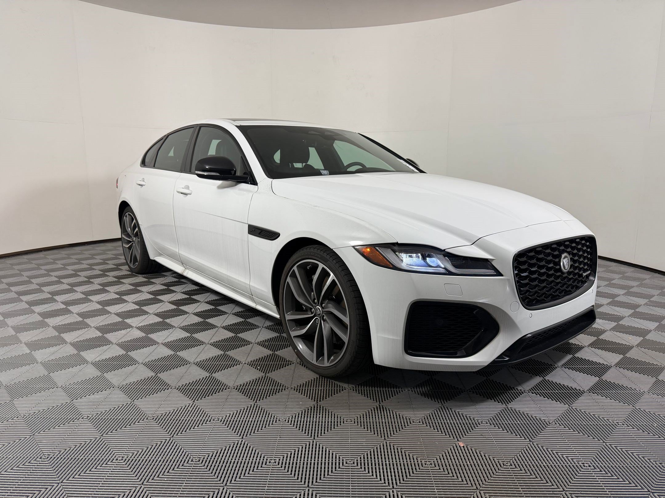 XF R-Dynamic SE Sedan