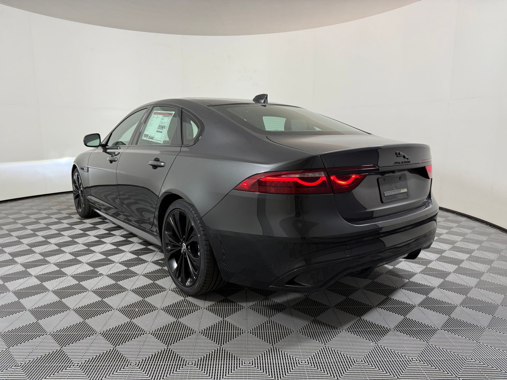 XF R-Dynamic SE Sedan