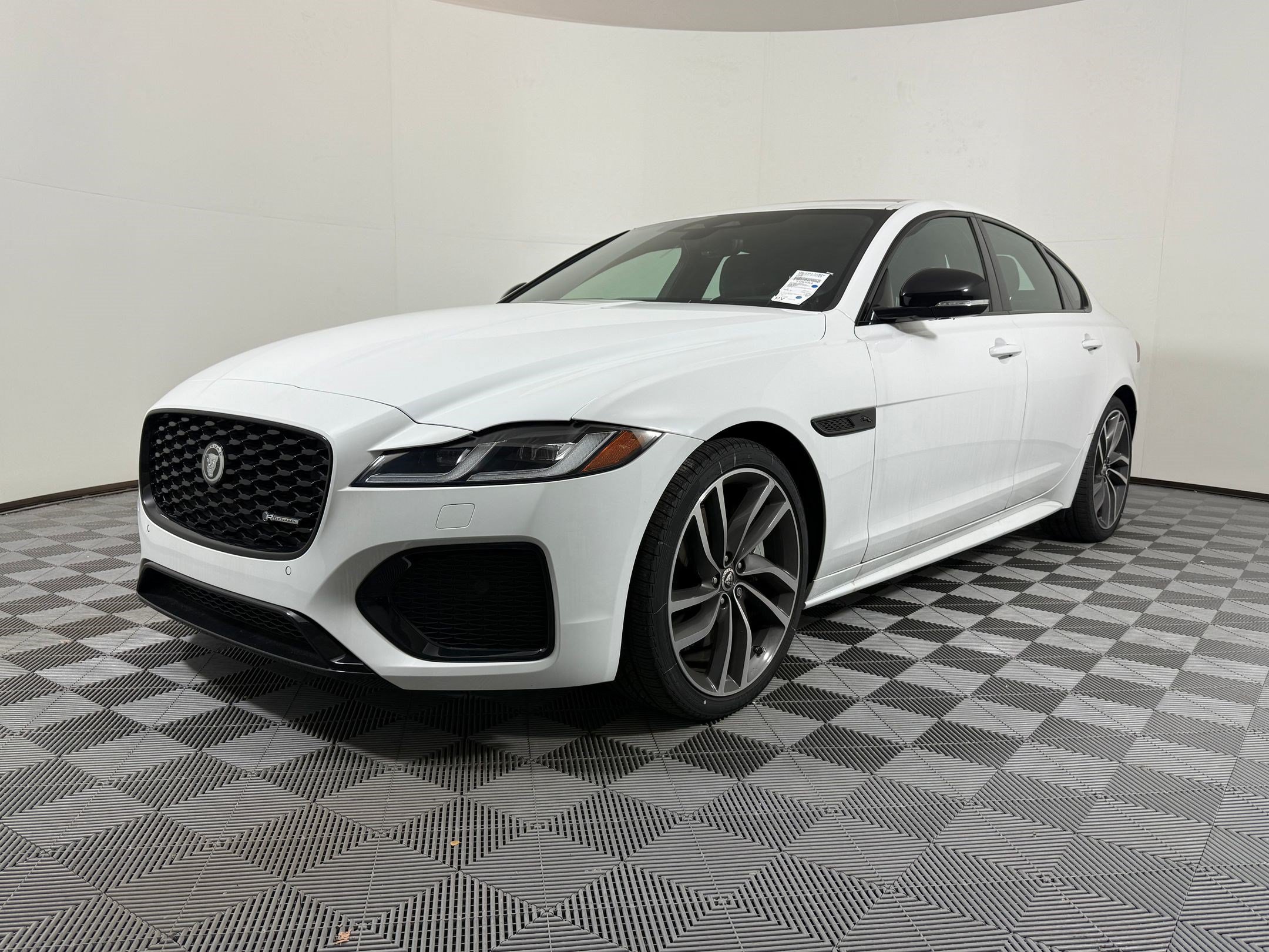 XF R-Dynamic SE Sedan