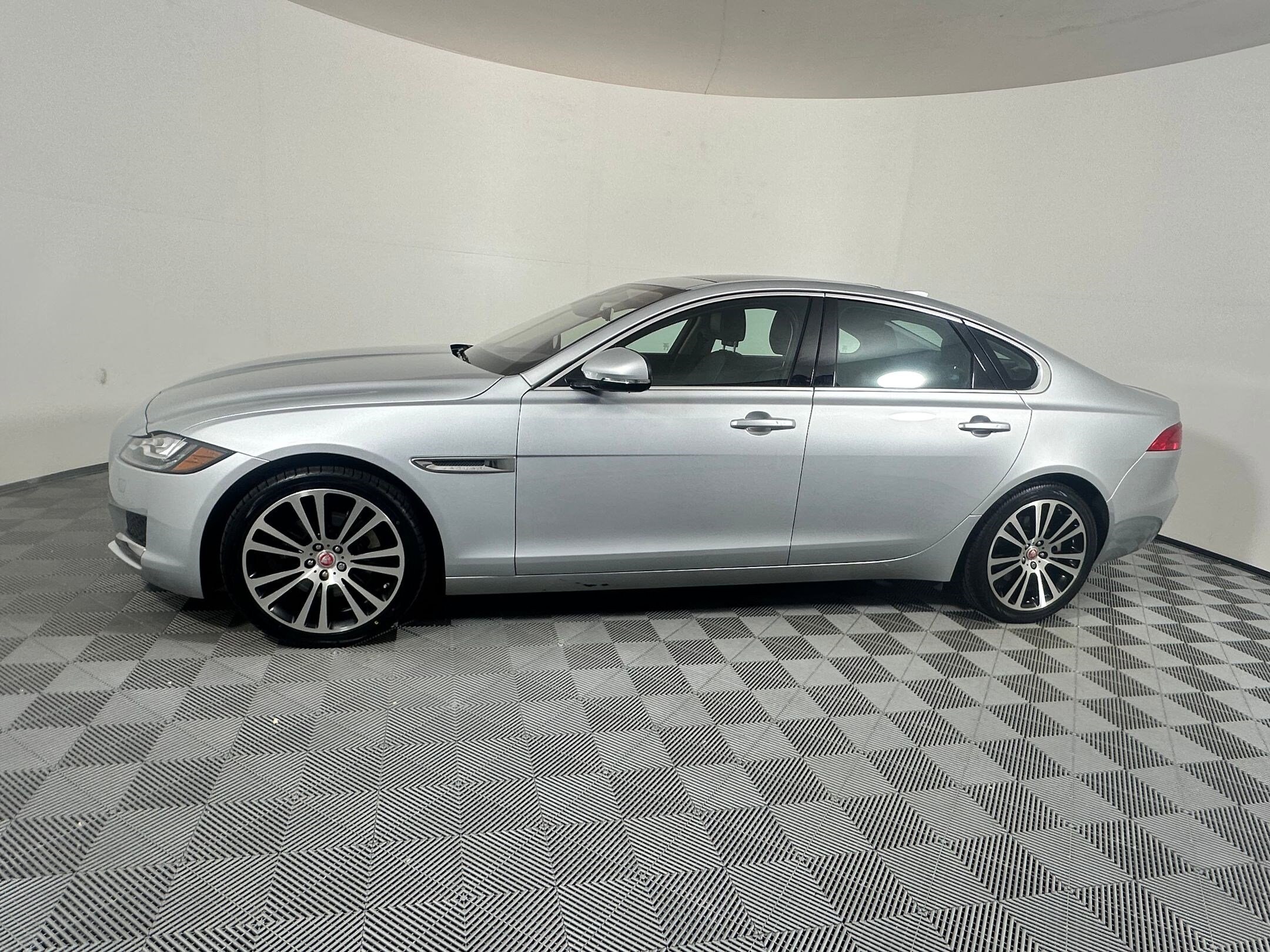 2019 Jaguar XF 25t Prestige photo 2