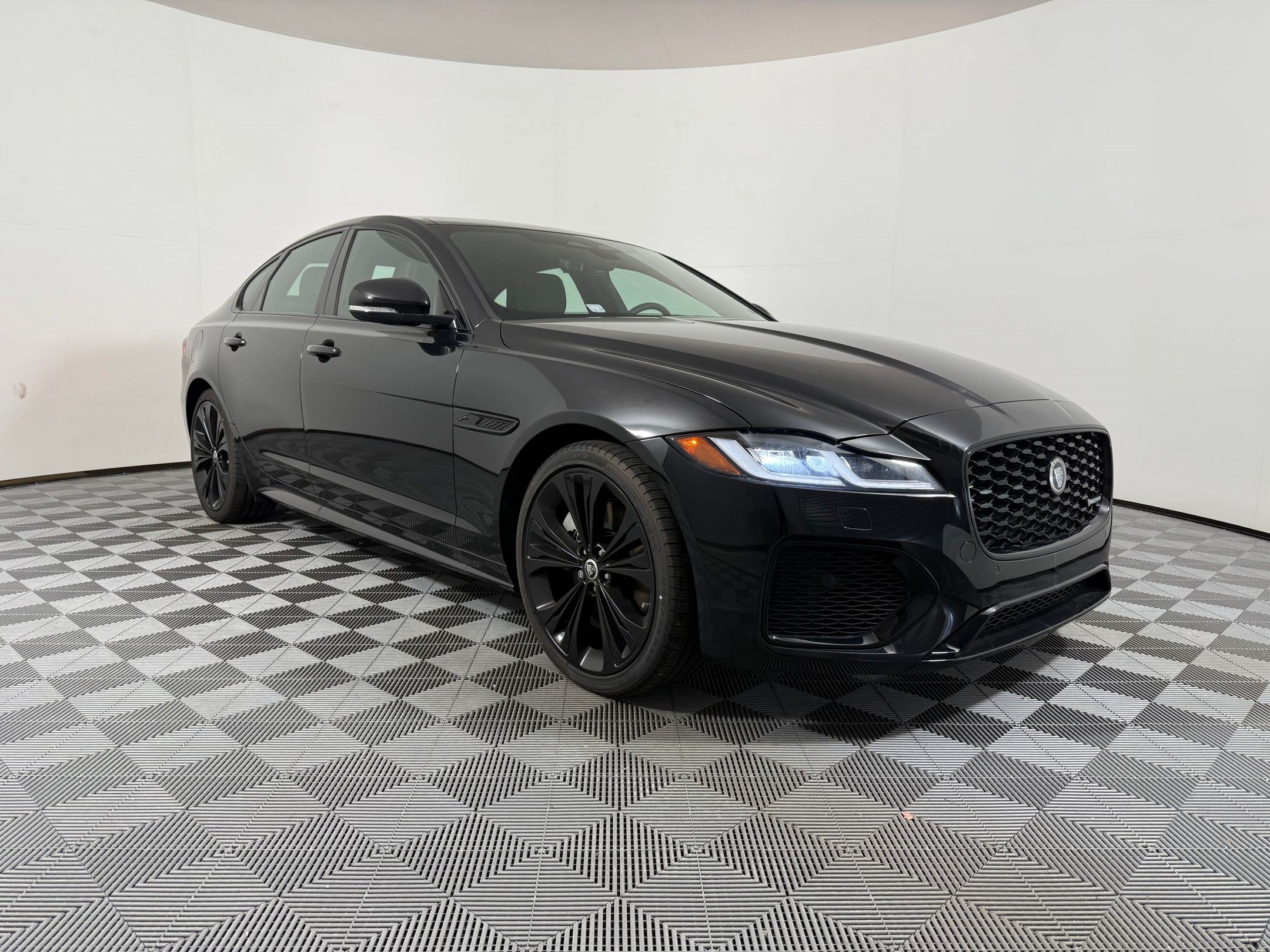 XF R-Dynamic SE Sedan