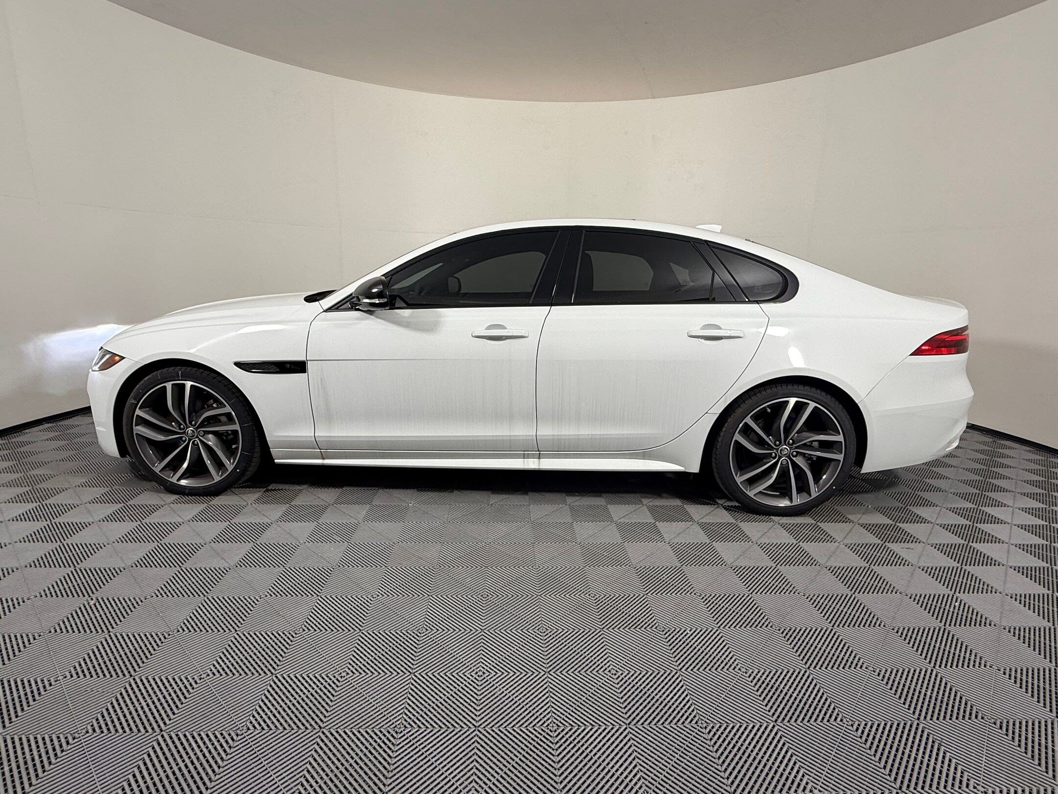 XF R-Dynamic SE Sedan