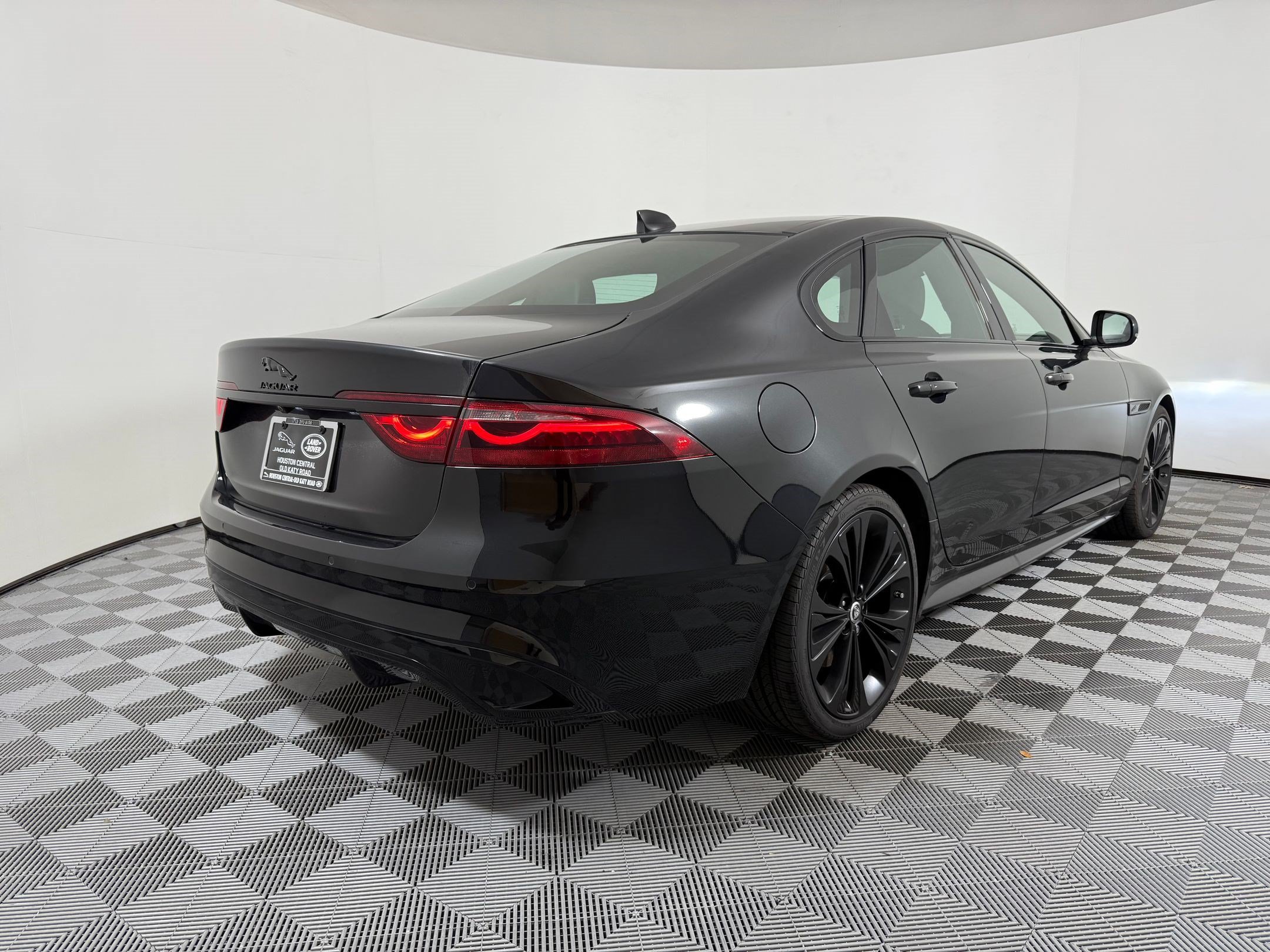 XF R-Dynamic SE Sedan