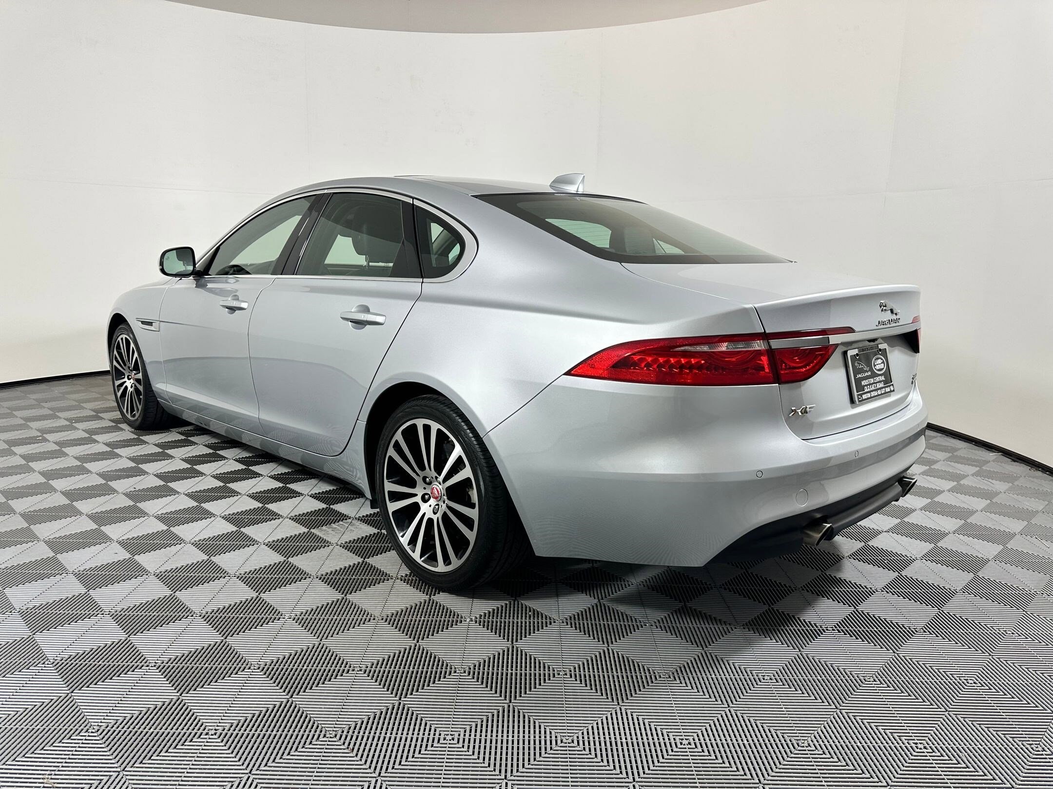2019 Jaguar XF 25t Prestige photo 3