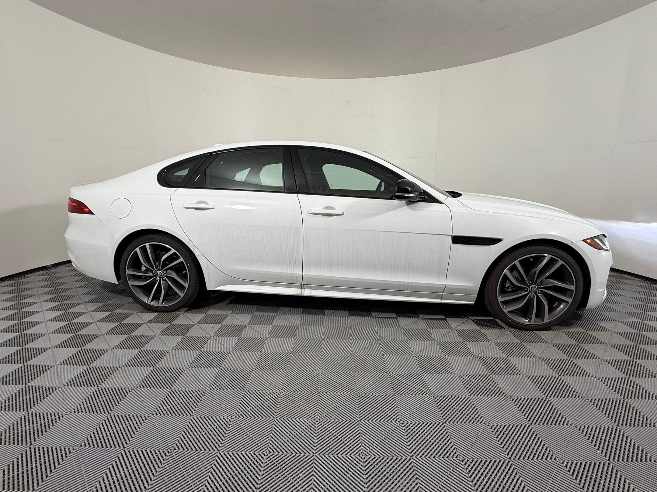 XF R-Dynamic SE Sedan