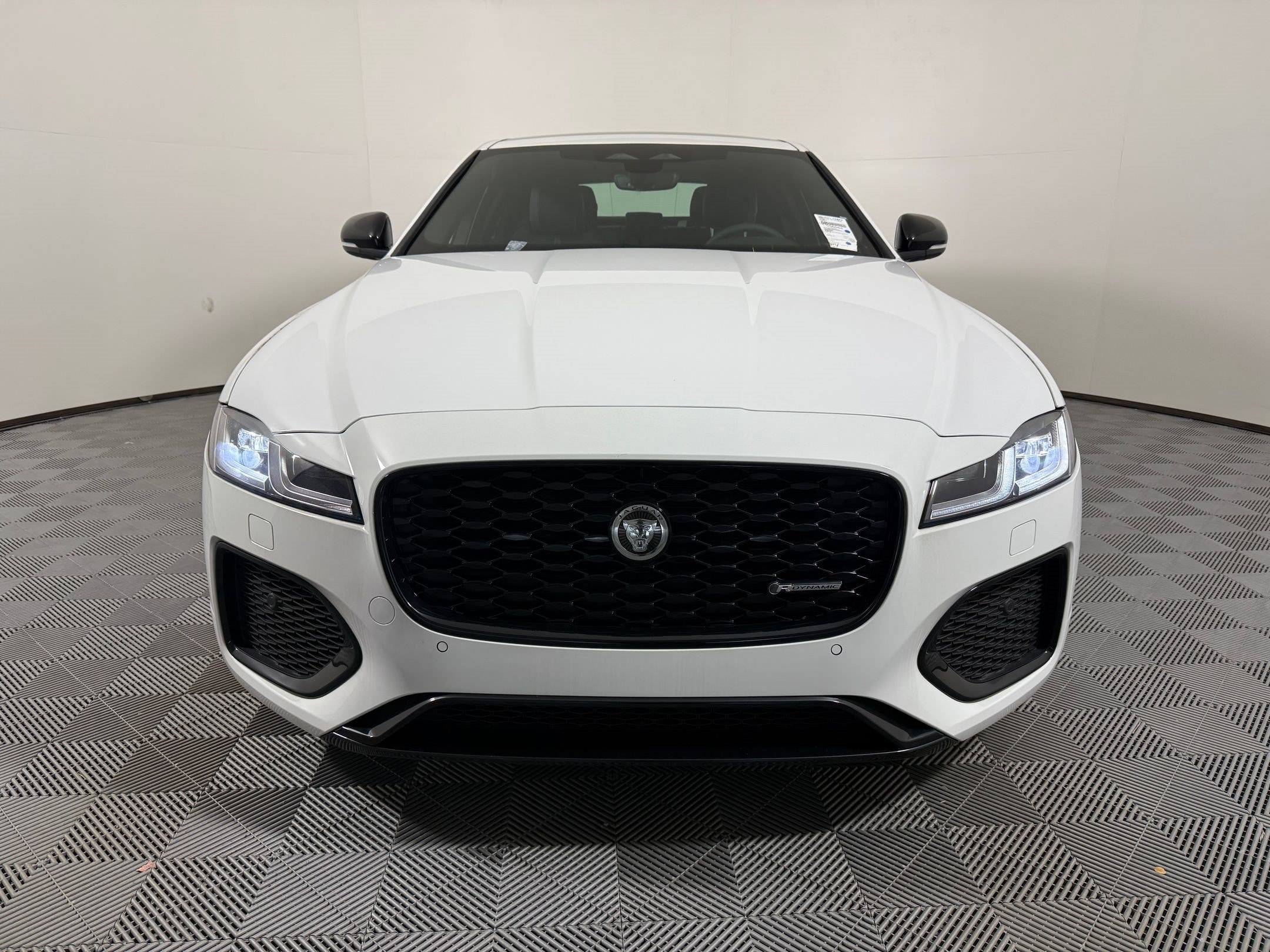 XF R-Dynamic SE Sedan
