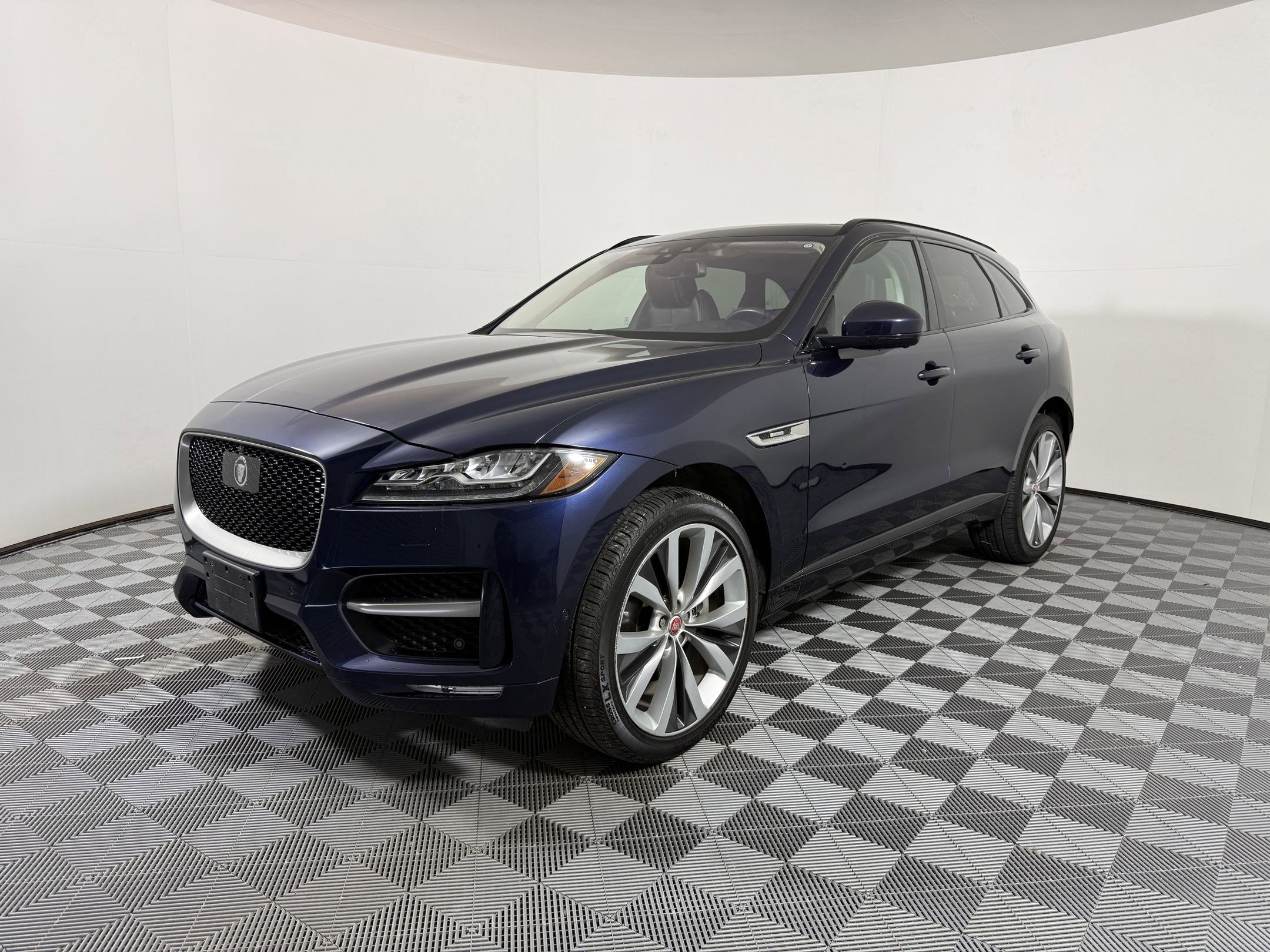 2017 Jaguar F-Pace R-Sport's photo