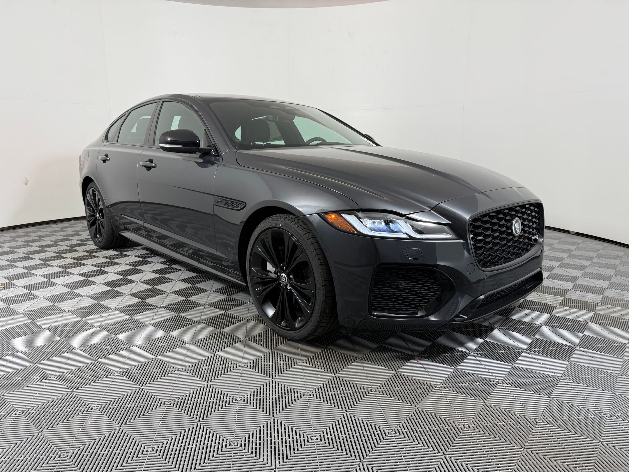 XF R-Dynamic SE Sedan
