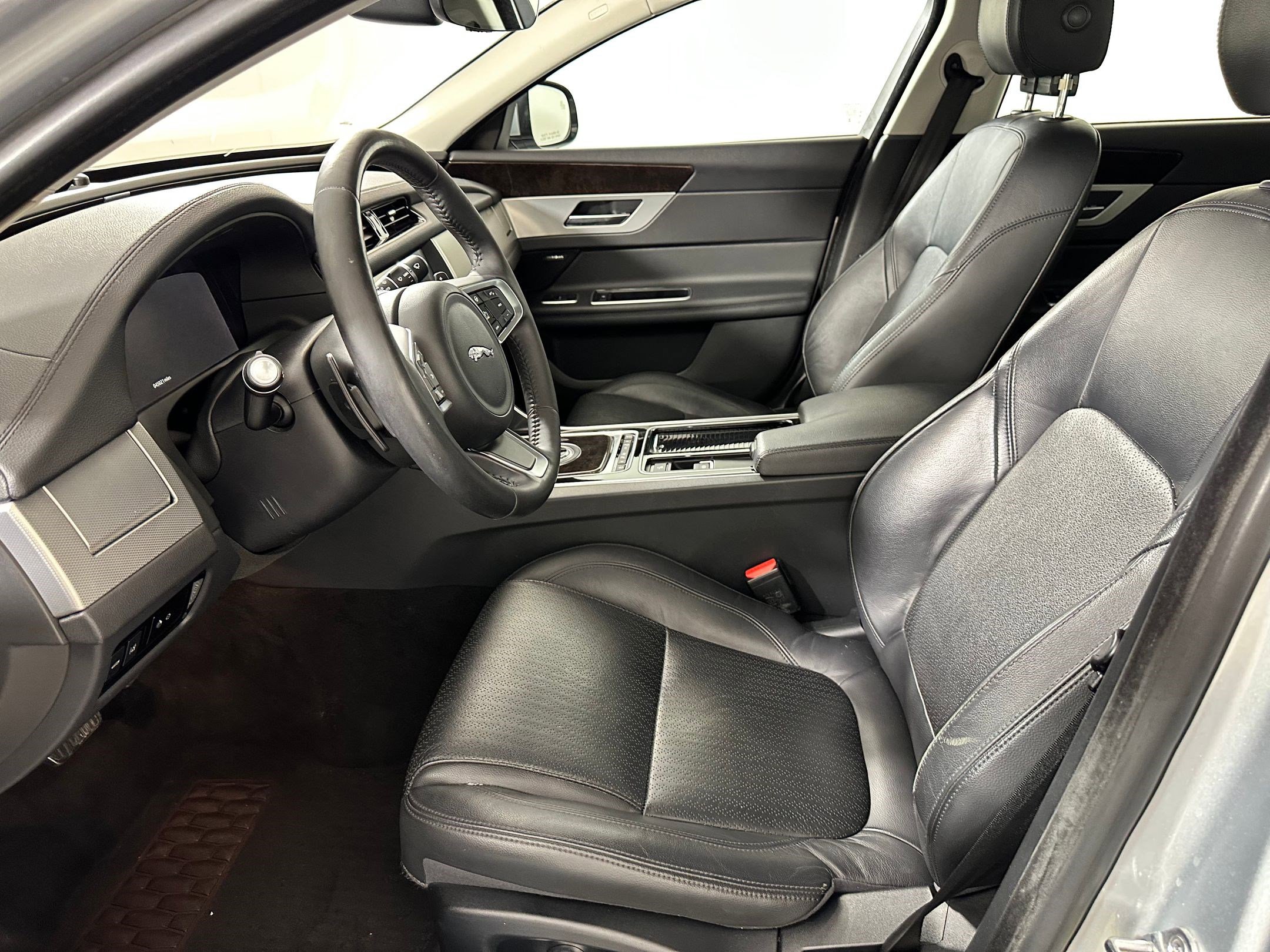 2019 Jaguar XF 25t Prestige photo 4