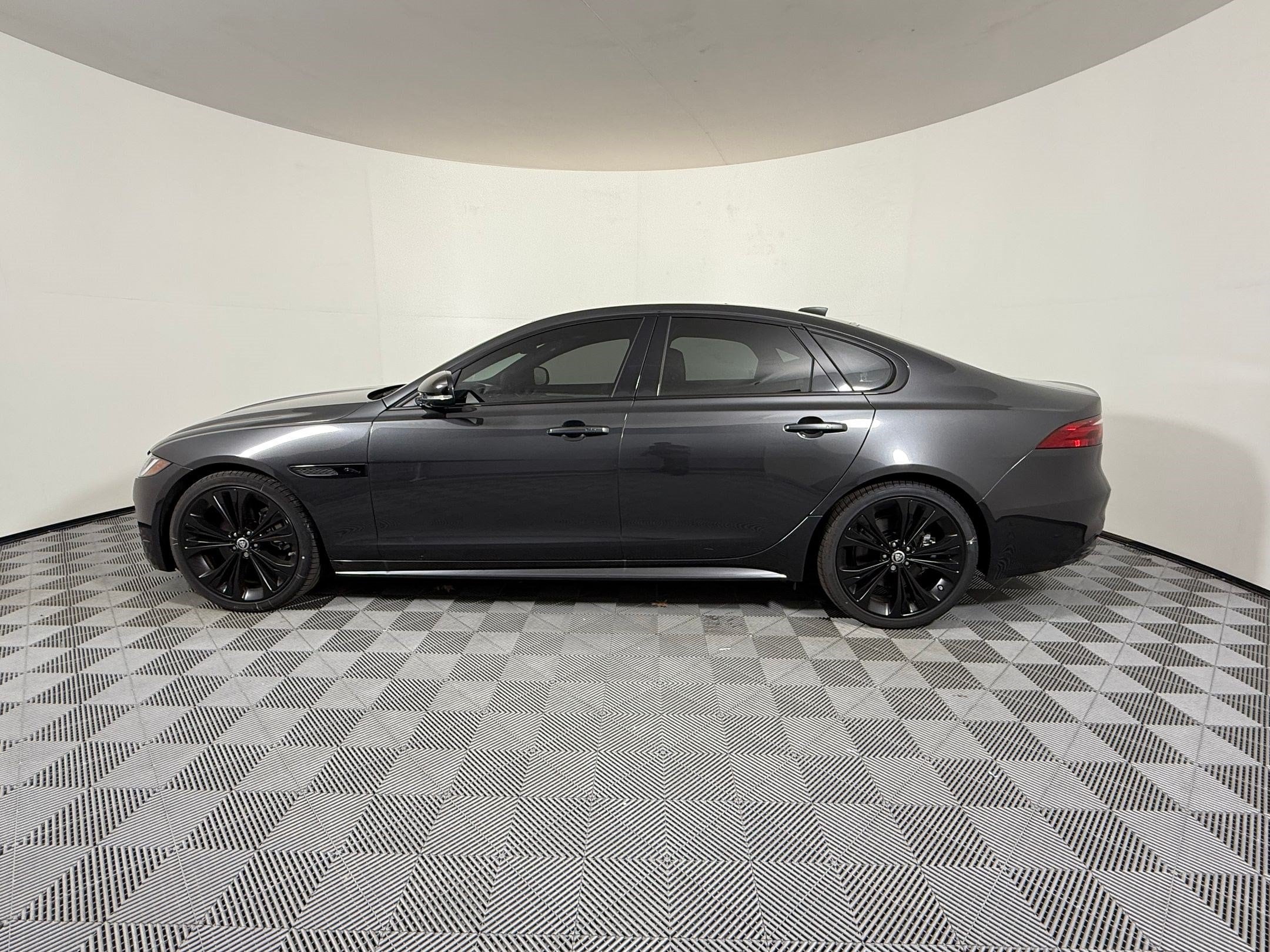 XF R-Dynamic SE Sedan