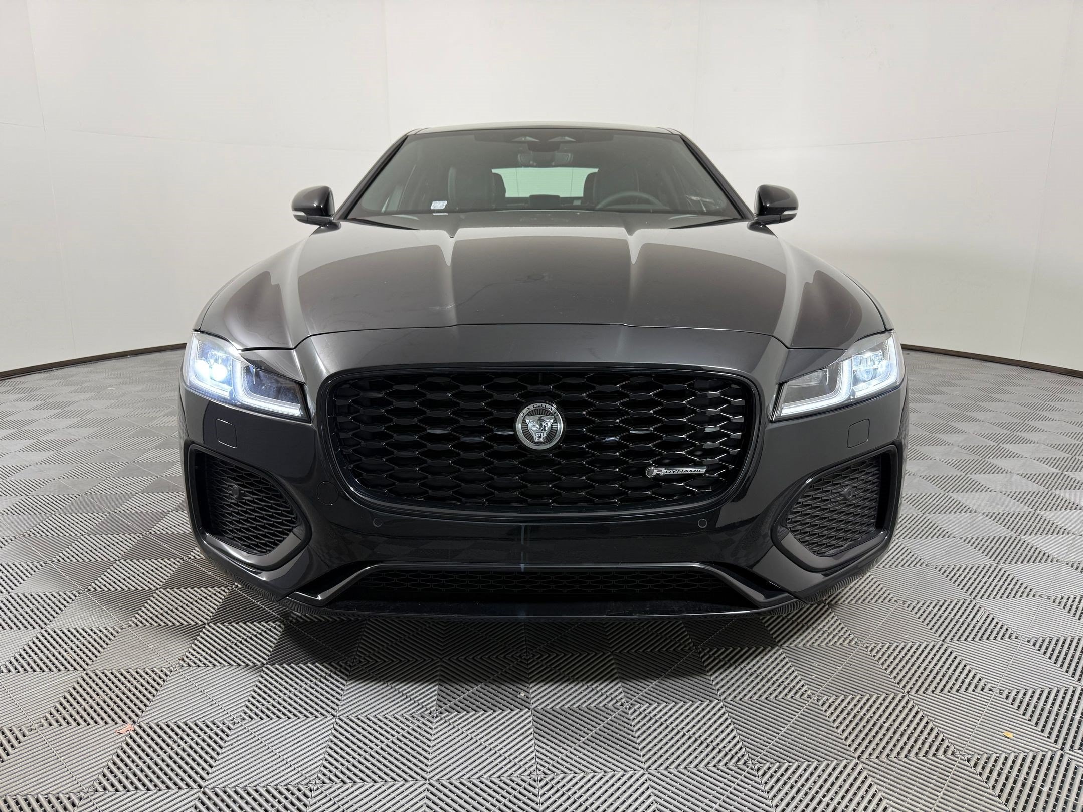XF R-Dynamic SE Sedan