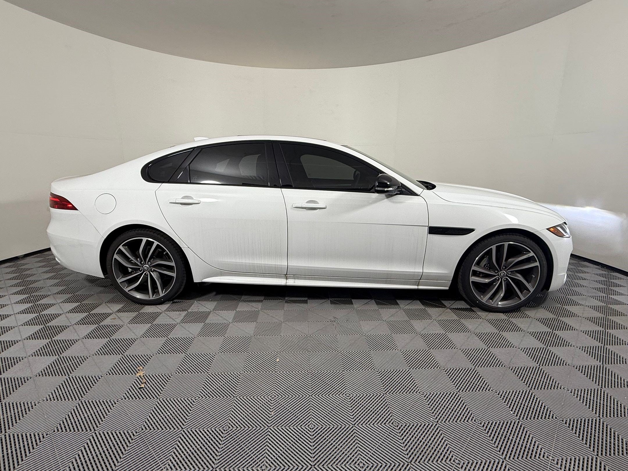 XF R-Dynamic SE Sedan