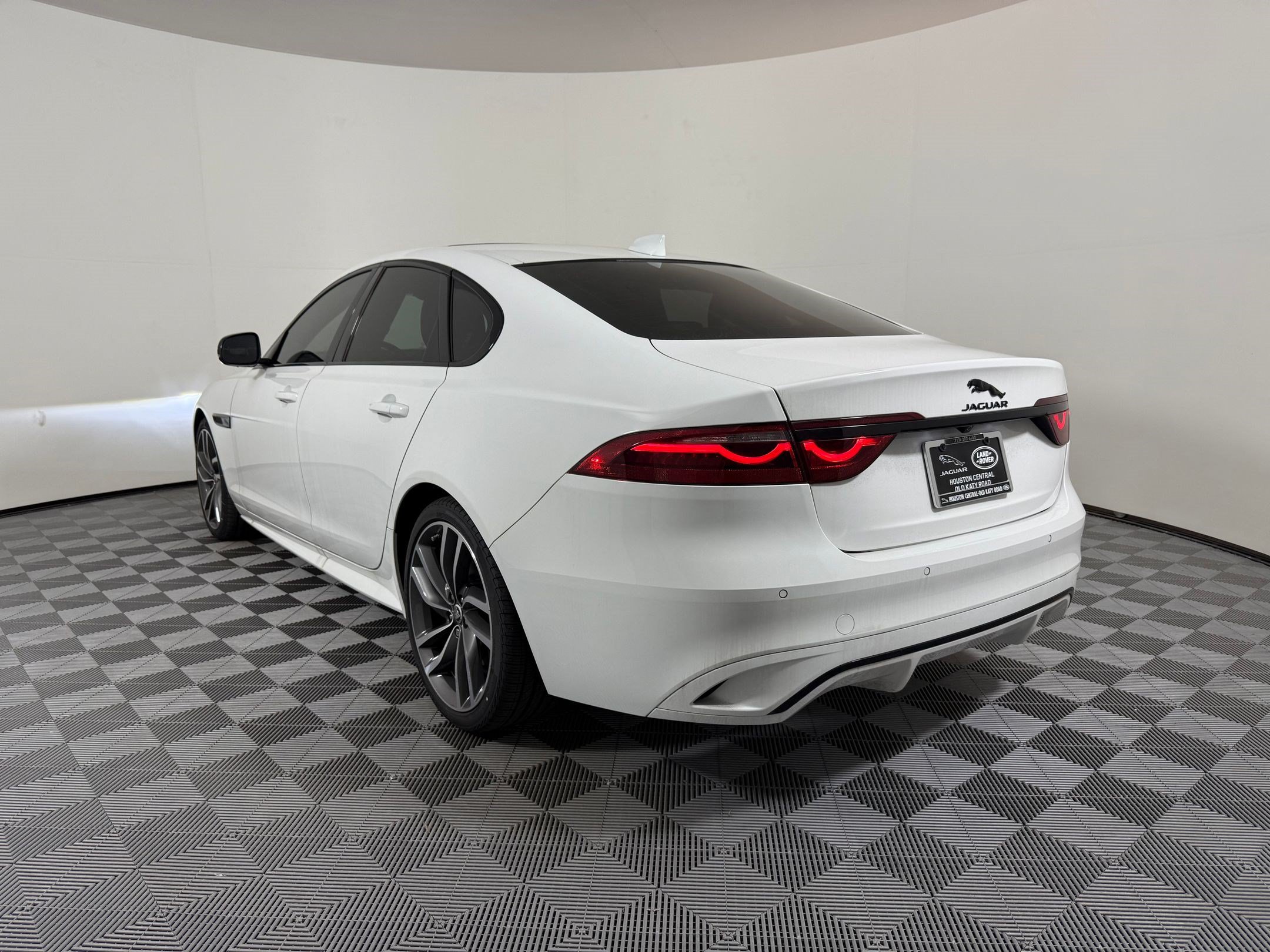 XF R-Dynamic SE Sedan
