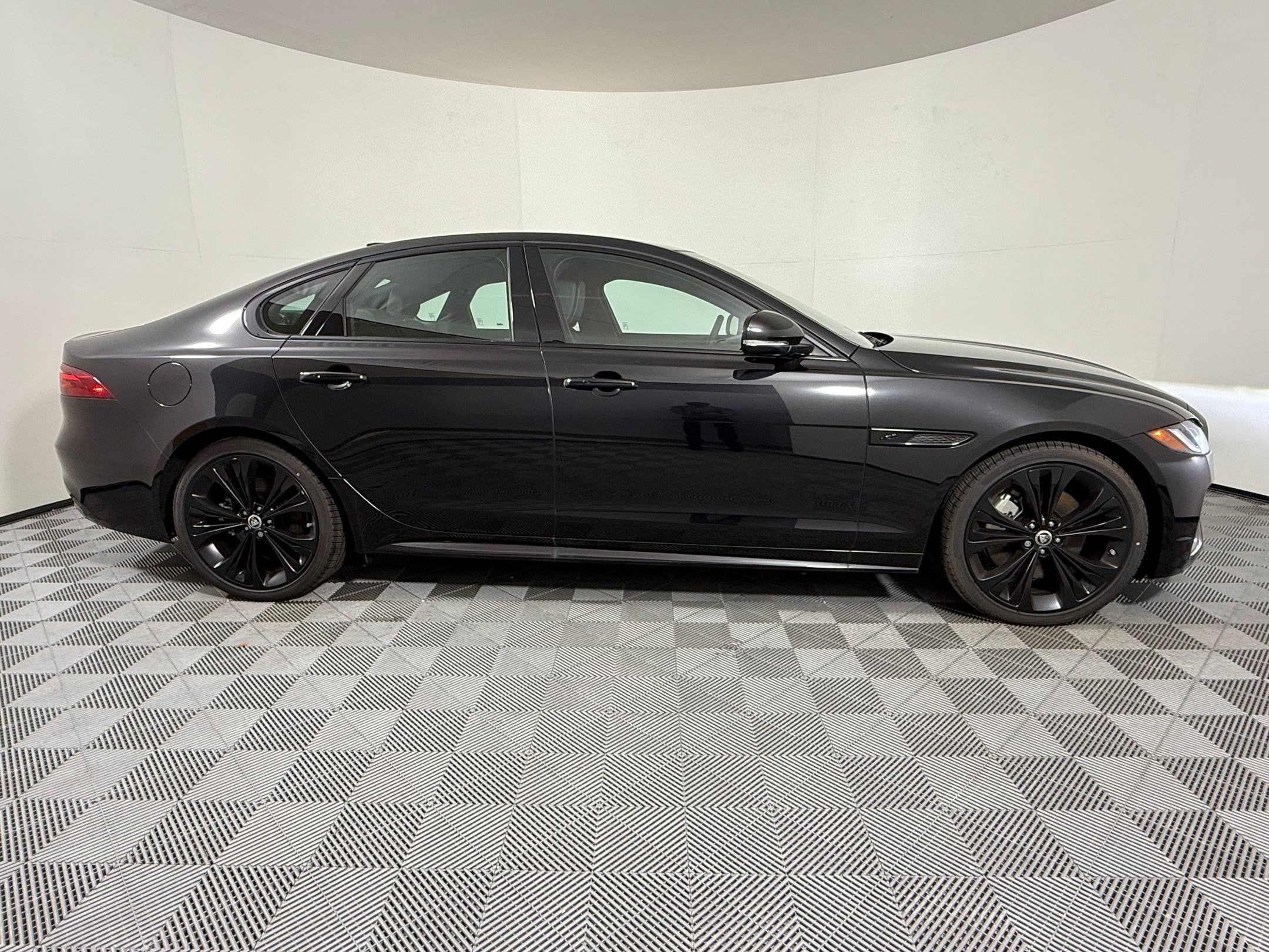XF R-Dynamic SE Sedan