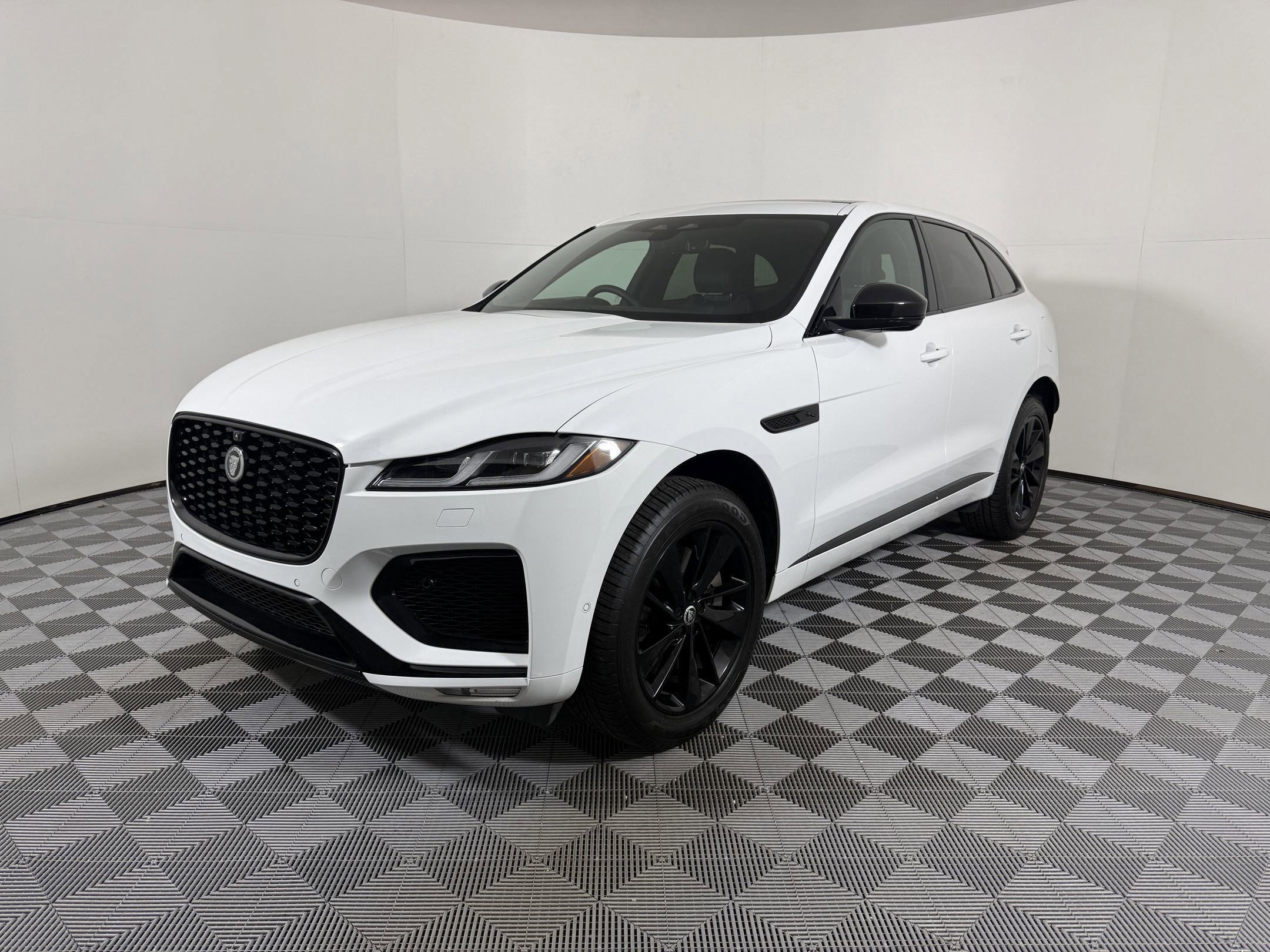 2026 Jaguar F-Pace R-Dynamic S's photo