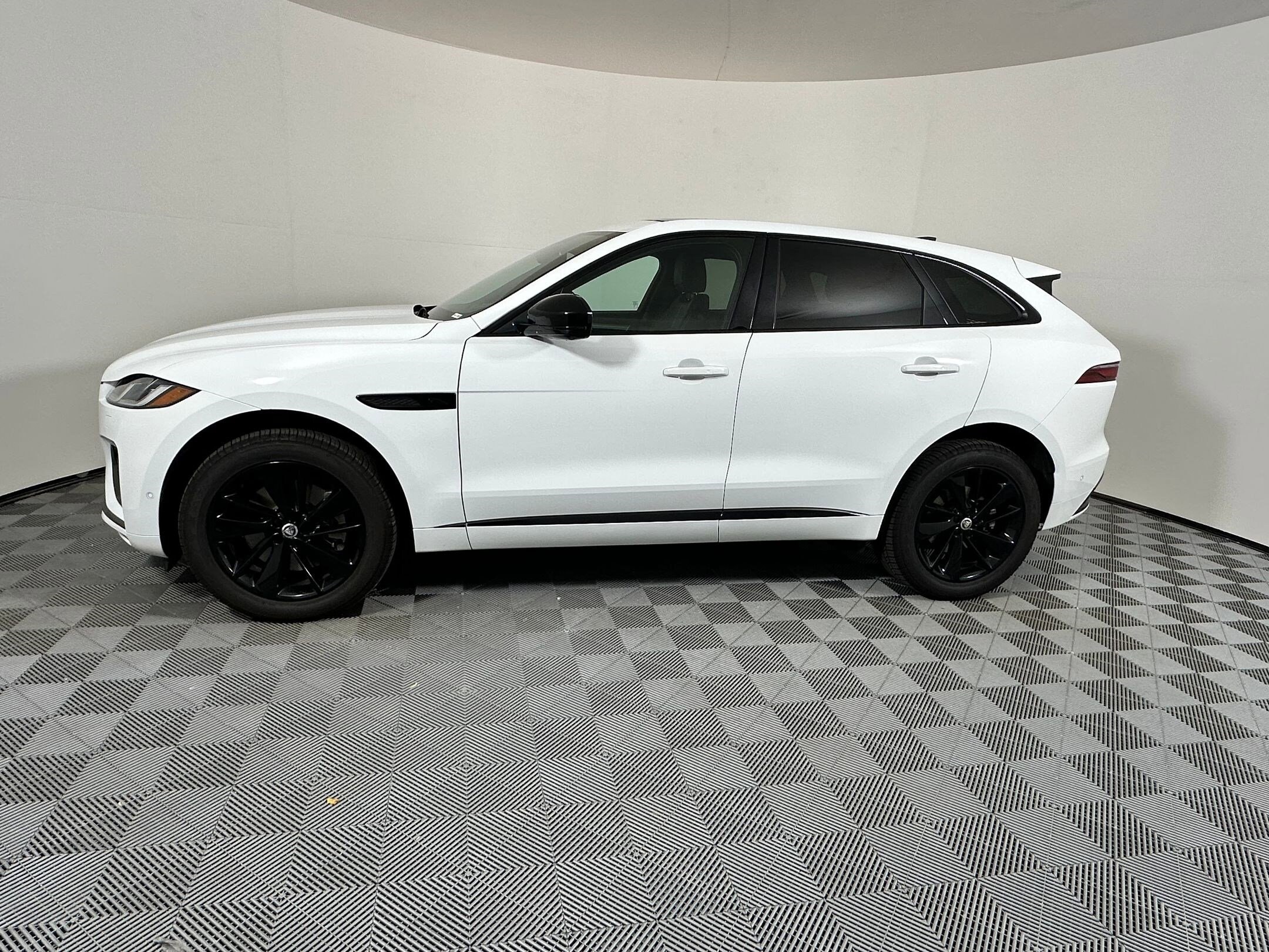 2026 Jaguar F-PACE P250 R-Dynamic S photo 2