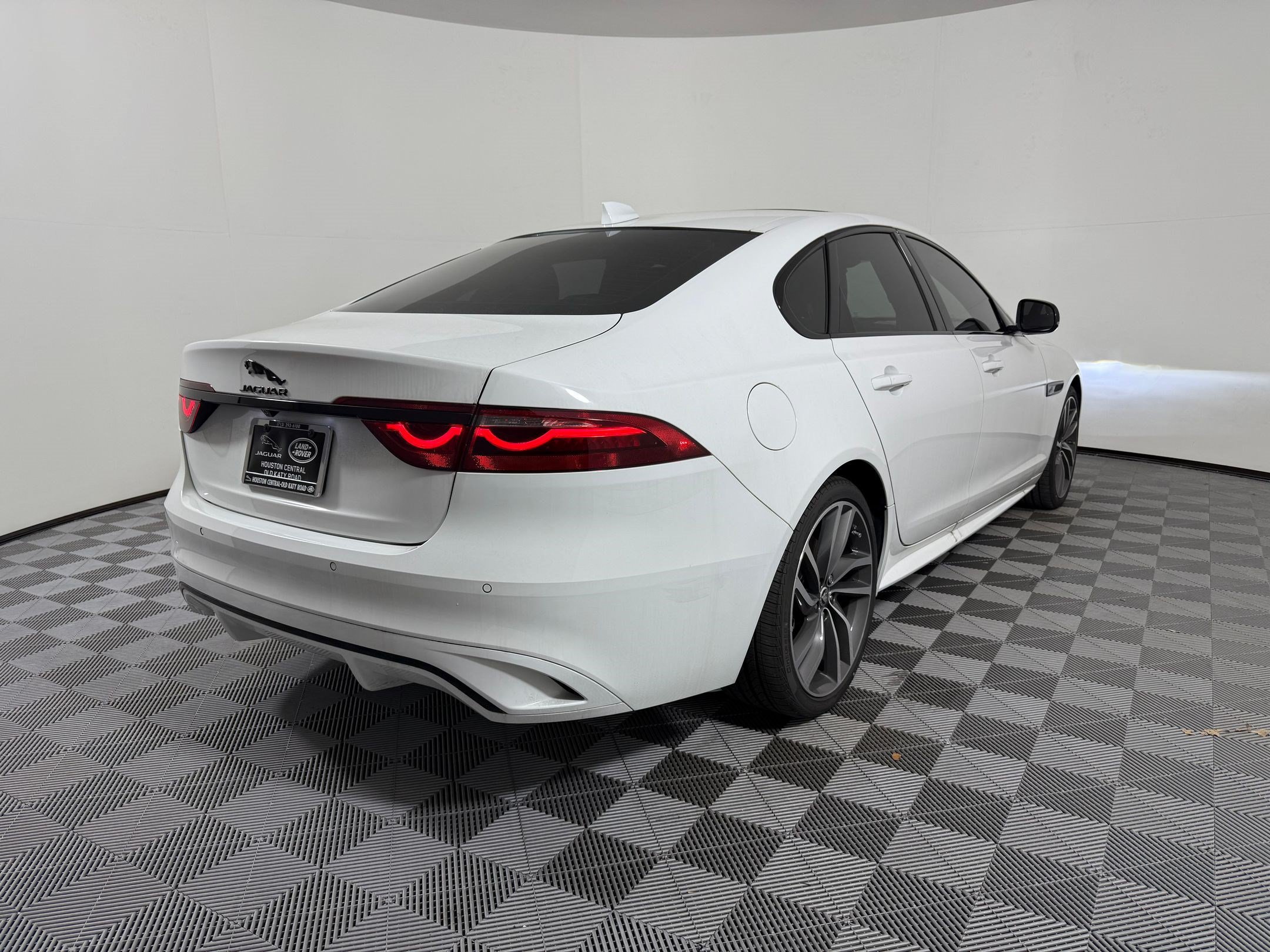 XF R-Dynamic SE Sedan