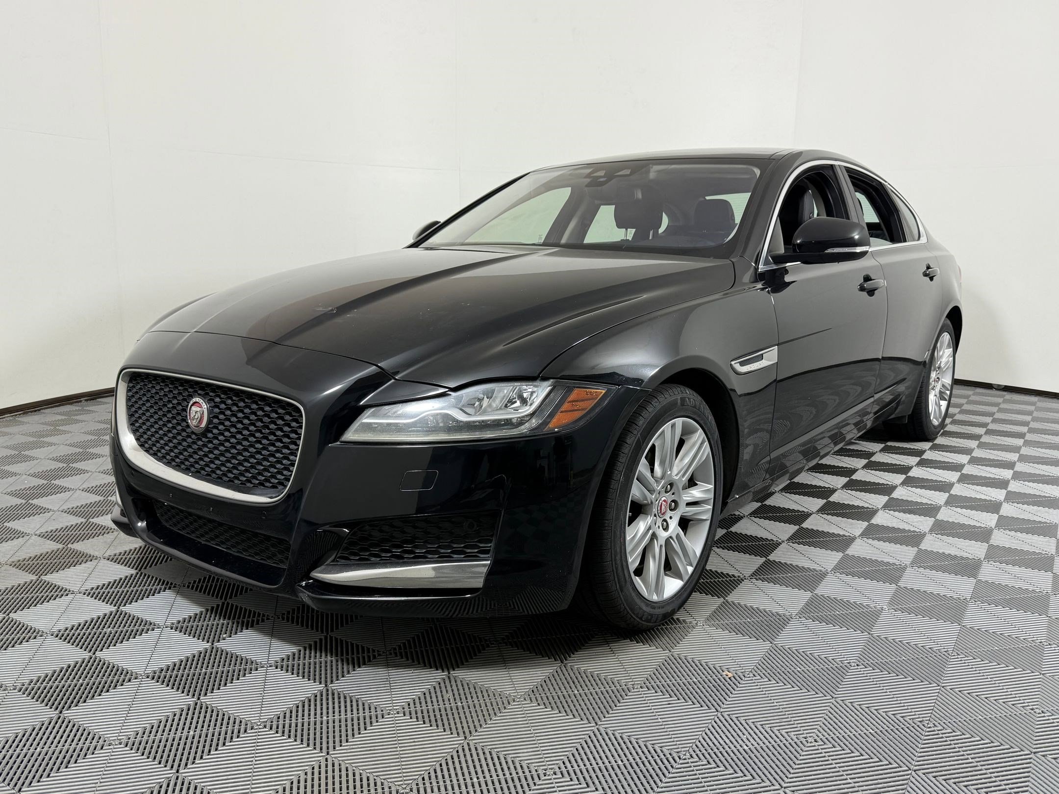 XF 35t Premium Sedan