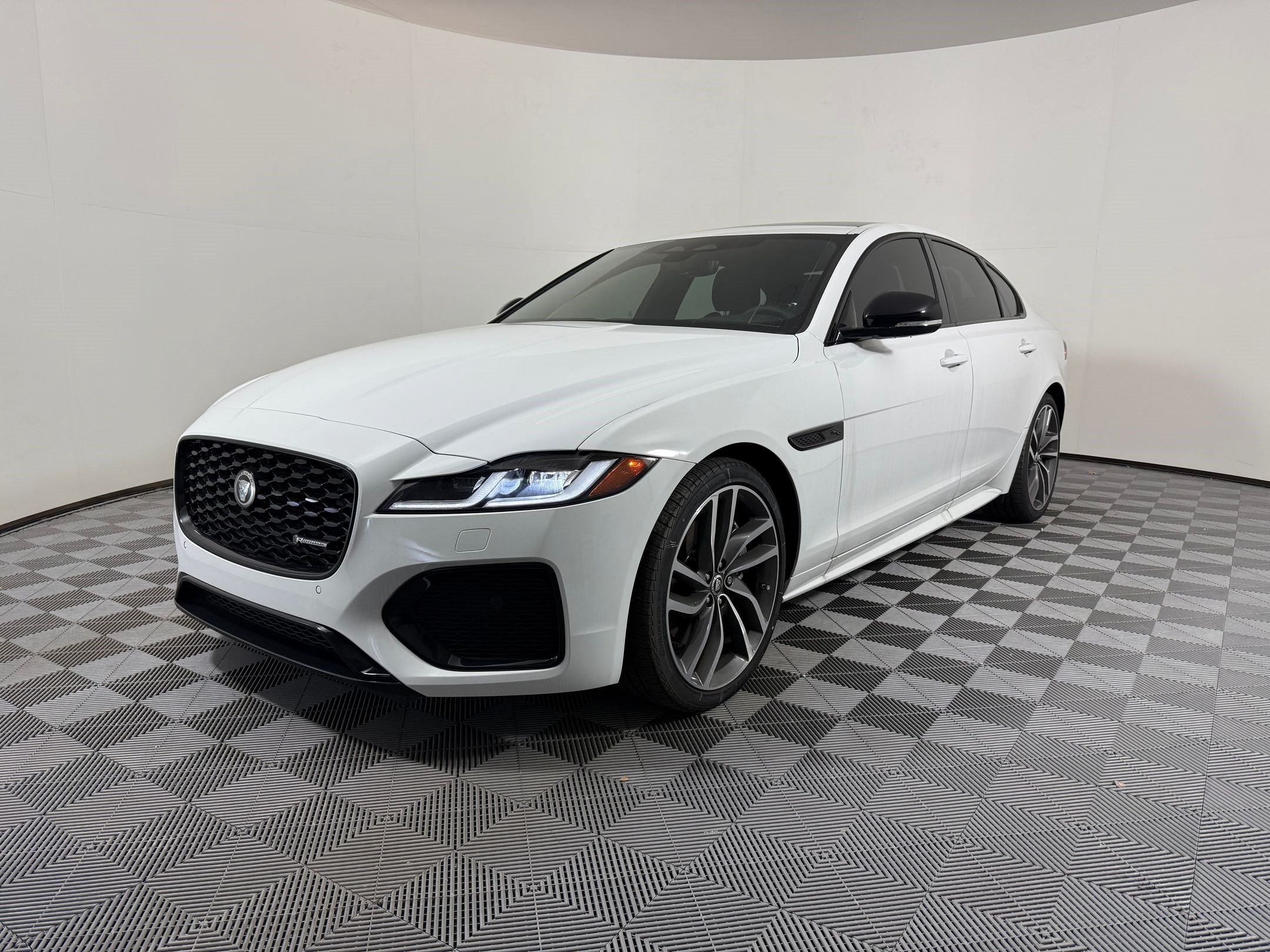 XF R-Dynamic SE Sedan