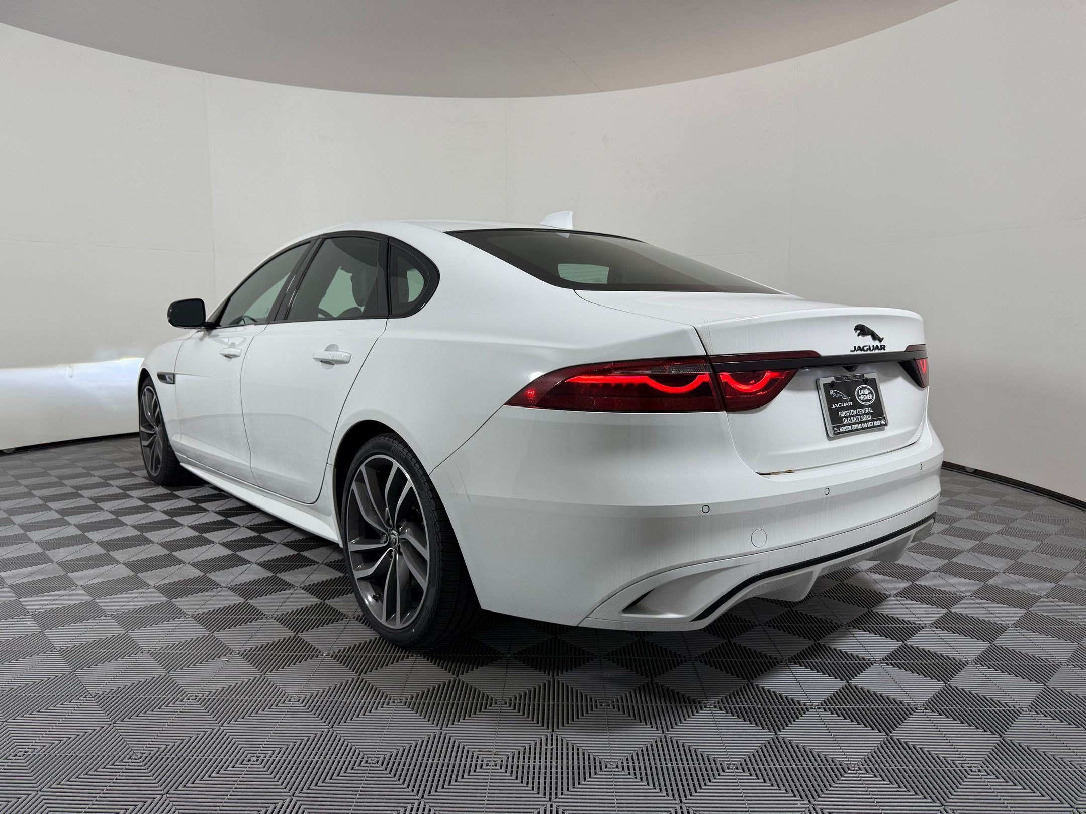 XF R-Dynamic SE Sedan