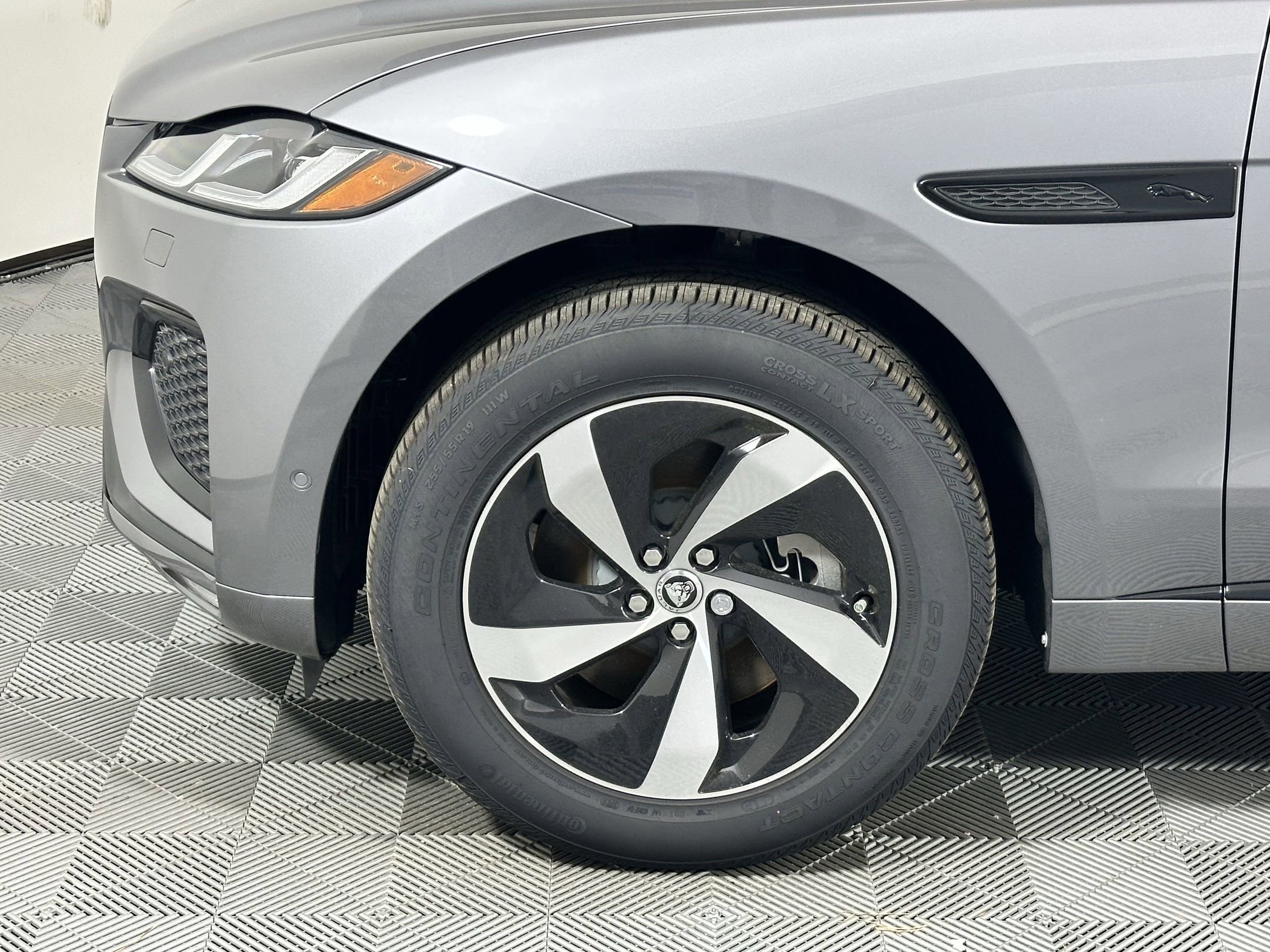 2026 Jaguar F-Pace R-Dynamic S - Photo 9