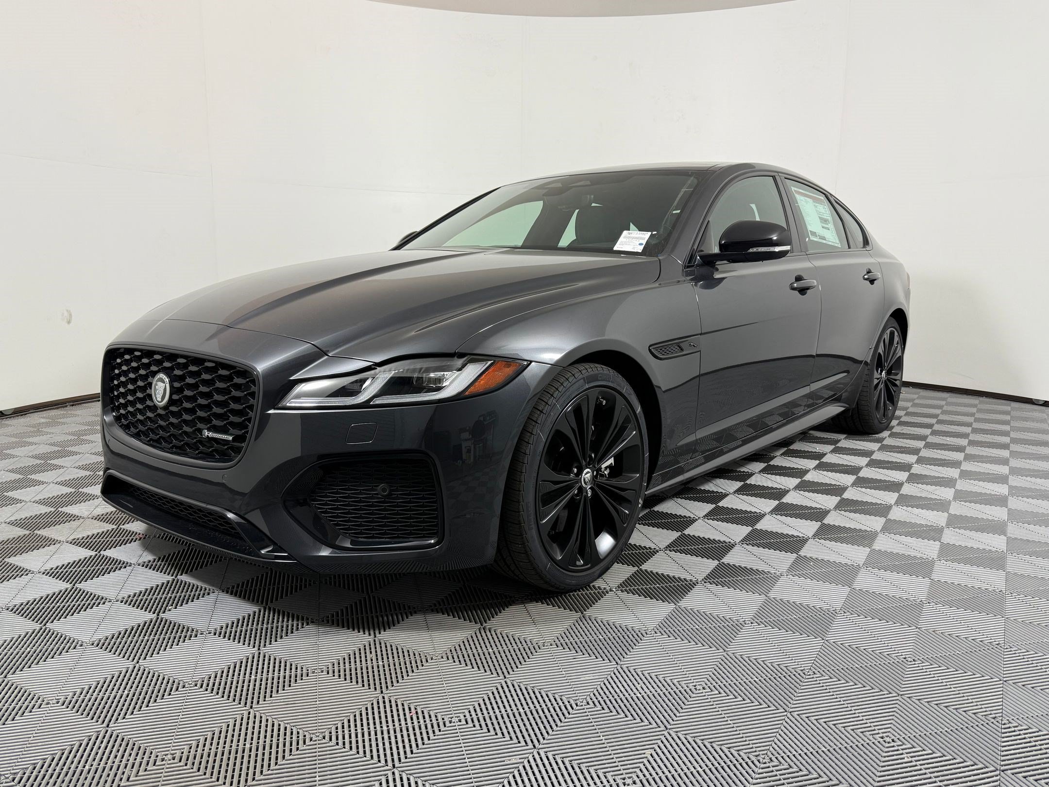 XF R-Dynamic SE Sedan
