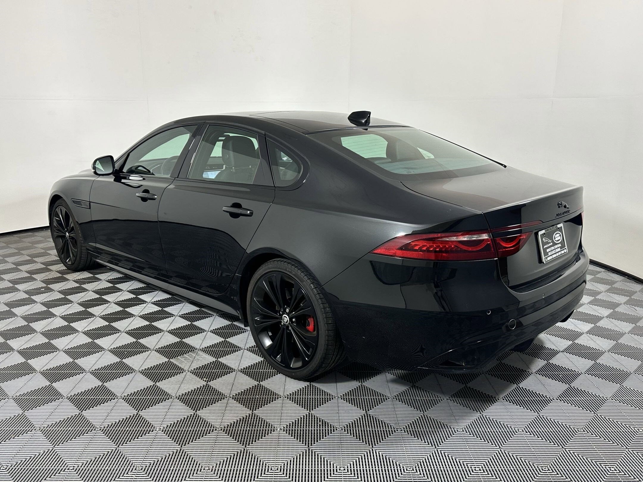 2024 Jaguar XF R-Dynamic SE photo 3