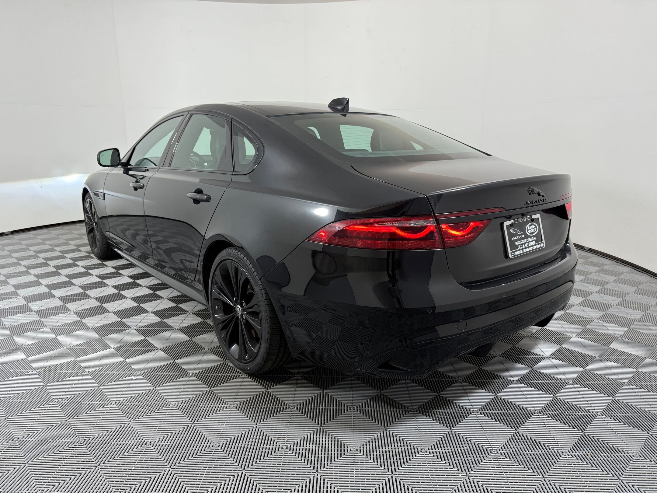 XF R-Dynamic SE Sedan