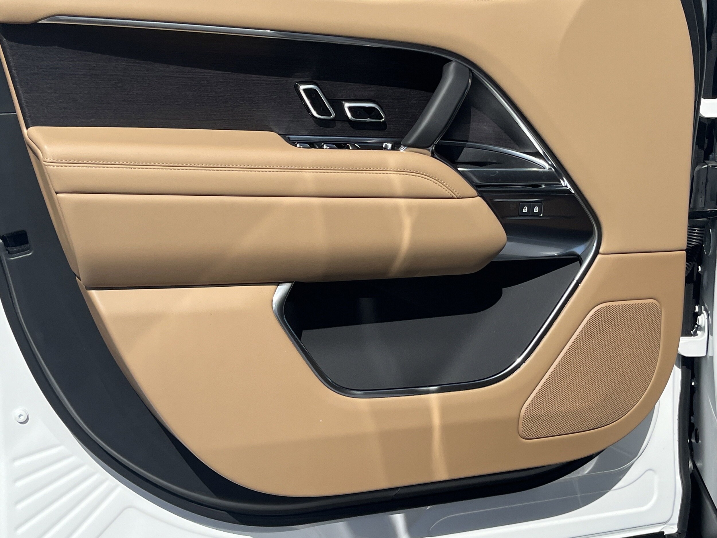 2025 Land Rover Range Rover SE - Photo 13