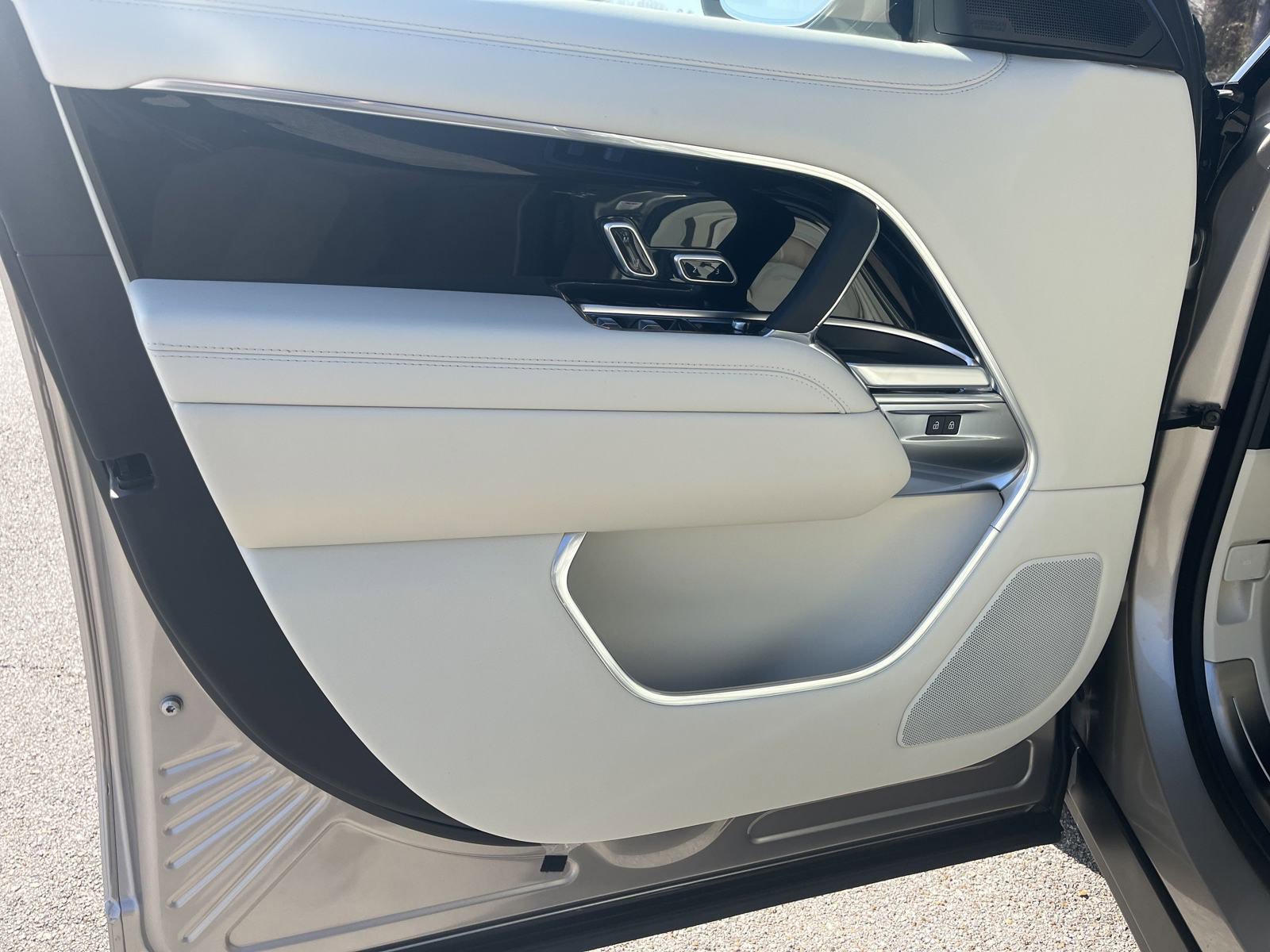 2025 Land Rover Range Rover SE - Photo 13