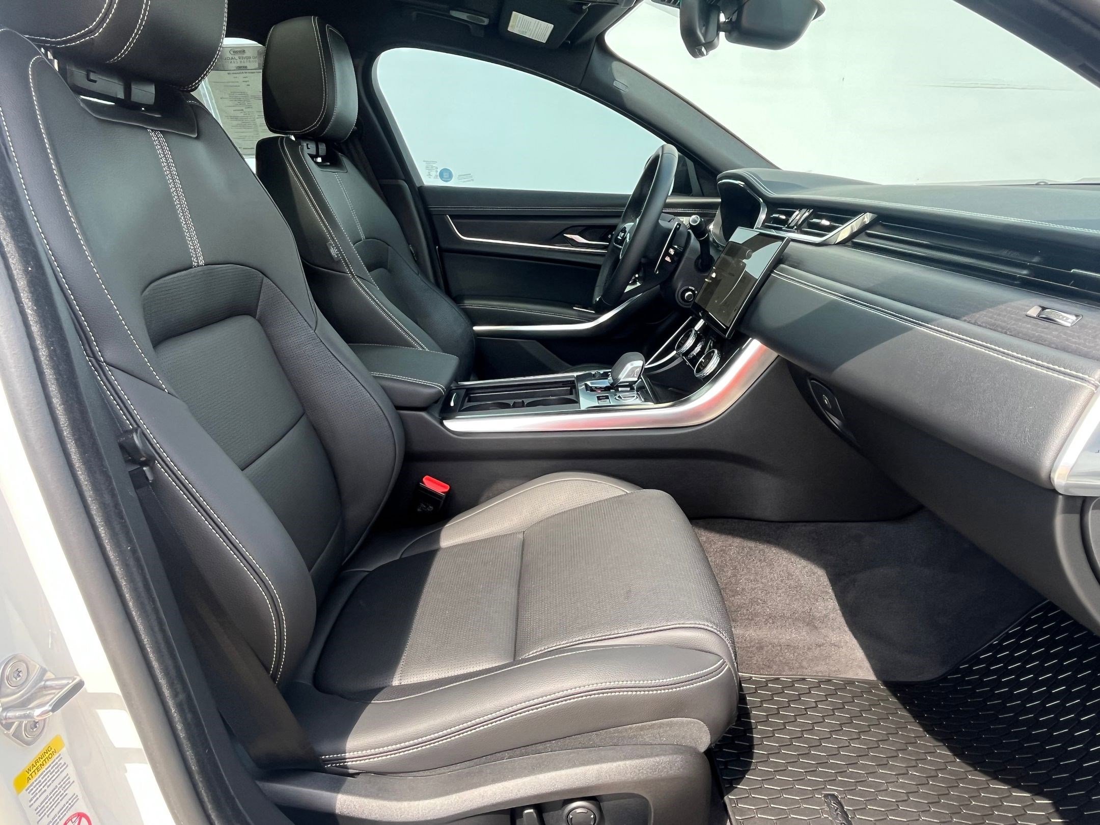 2024 Jaguar XF R-Dynamic SE photo 3