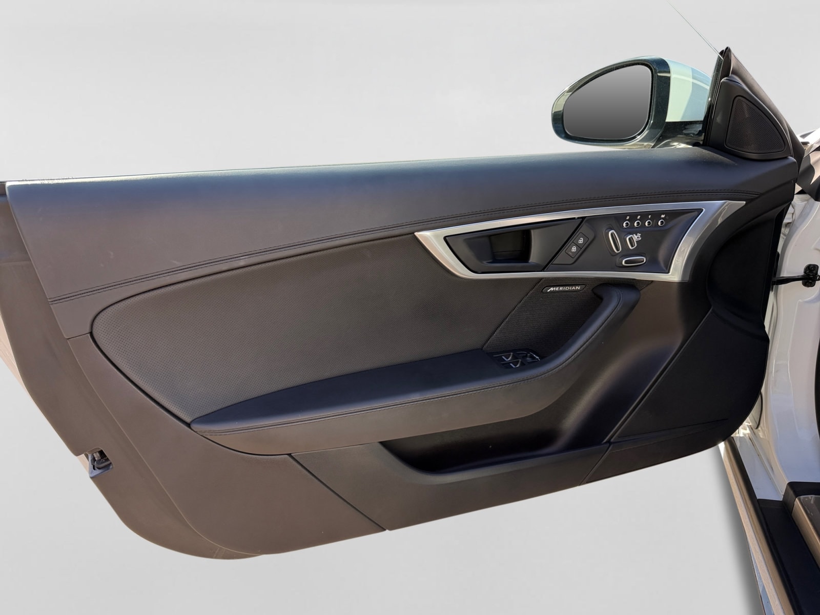 2023 Jaguar F-TYPE R-Dynamic - Photo 12
