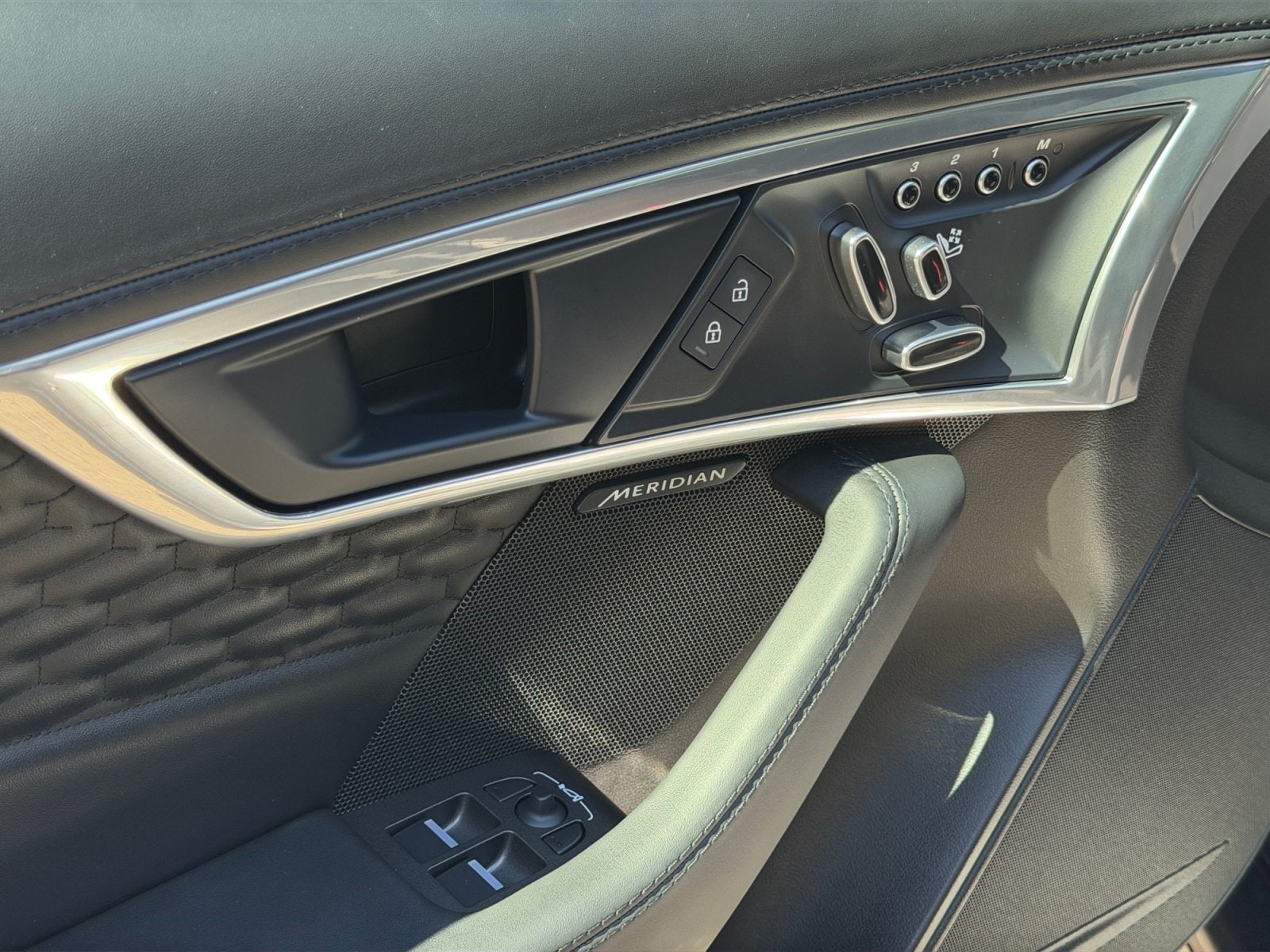 2024 Jaguar F-Type R-Dynamic - Photo 13