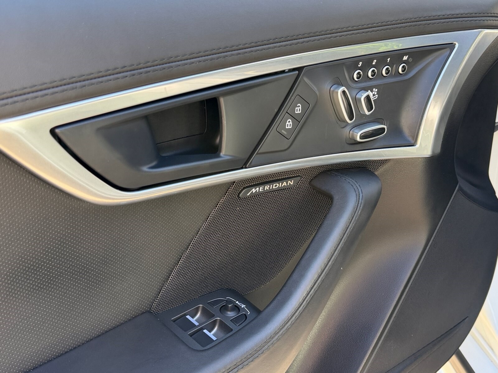 2023 Jaguar F-TYPE R-Dynamic - Photo 13
