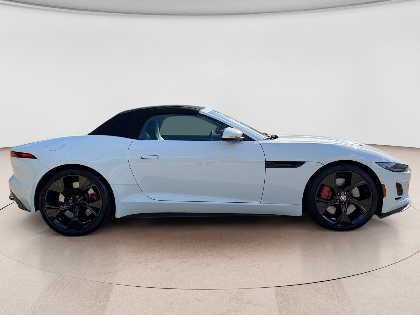 2023 Jaguar F-TYPE R-Dynamic - Photo 6