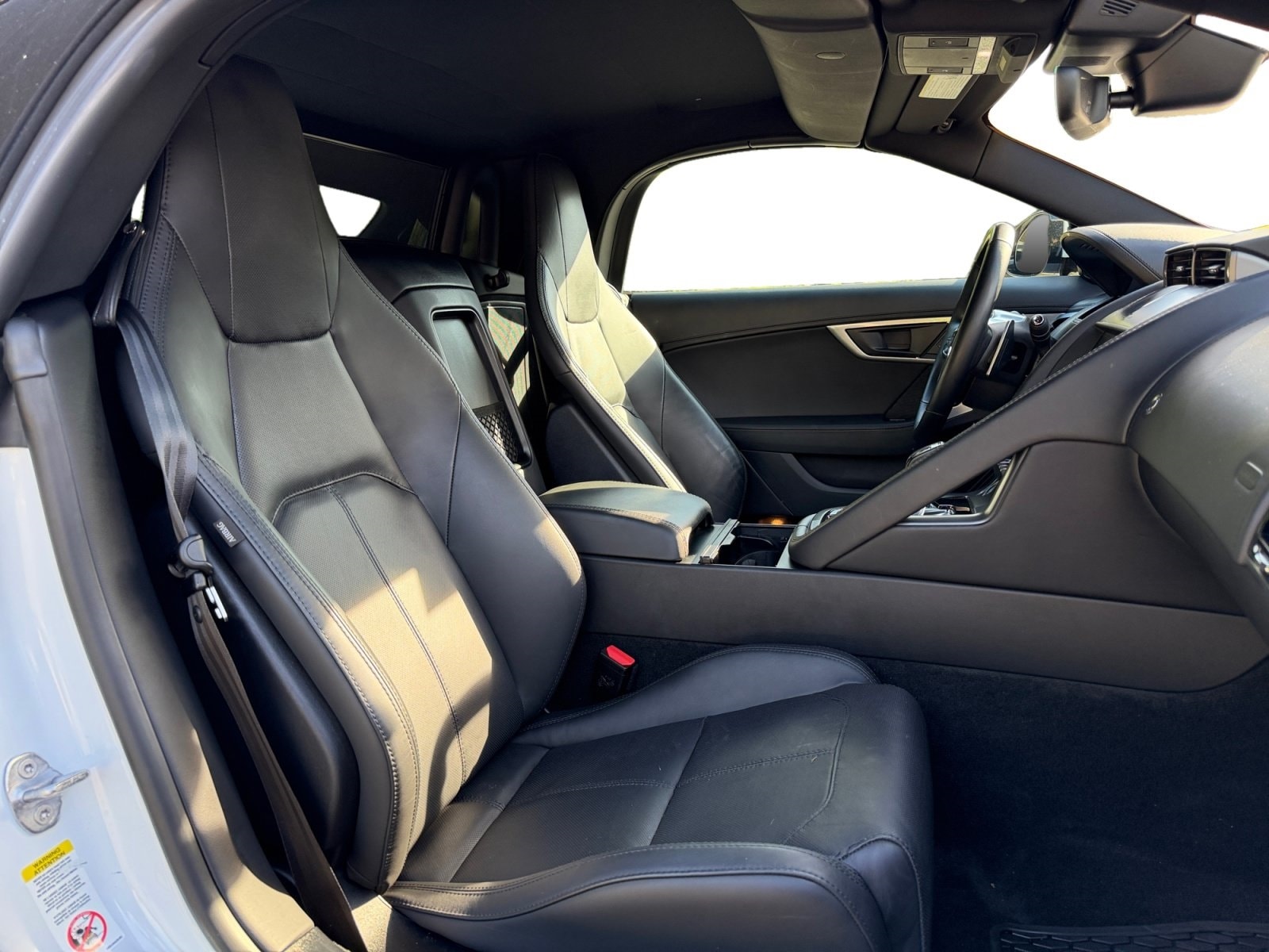2023 Jaguar F-TYPE R-Dynamic - Photo 17