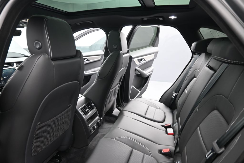 2026 Jaguar F-Pace R-Dynamic S - Photo 17