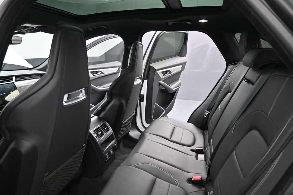 2024 Jaguar F-PACE R-Dynamic S - Photo 17