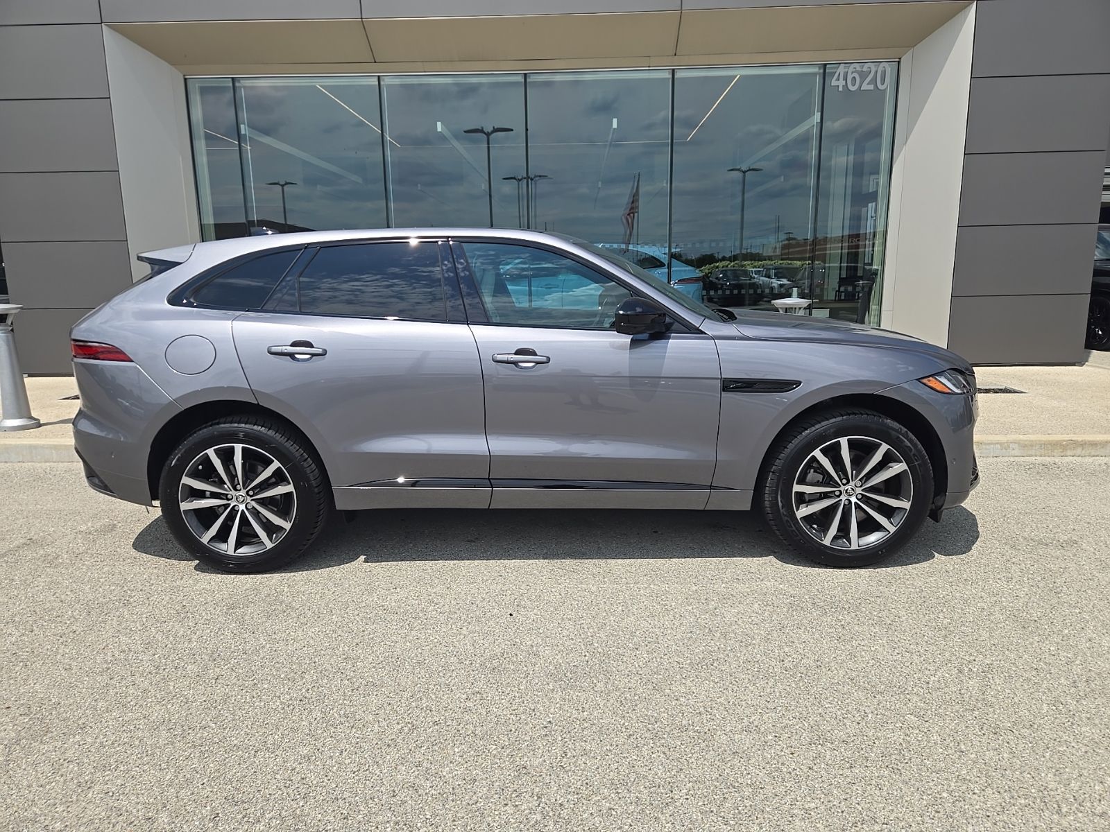 2026 Jaguar F-Pace R-Dynamic S - Photo 6
