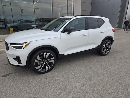 2025 Volvo XC40 B5 Plus Dark Theme SUV