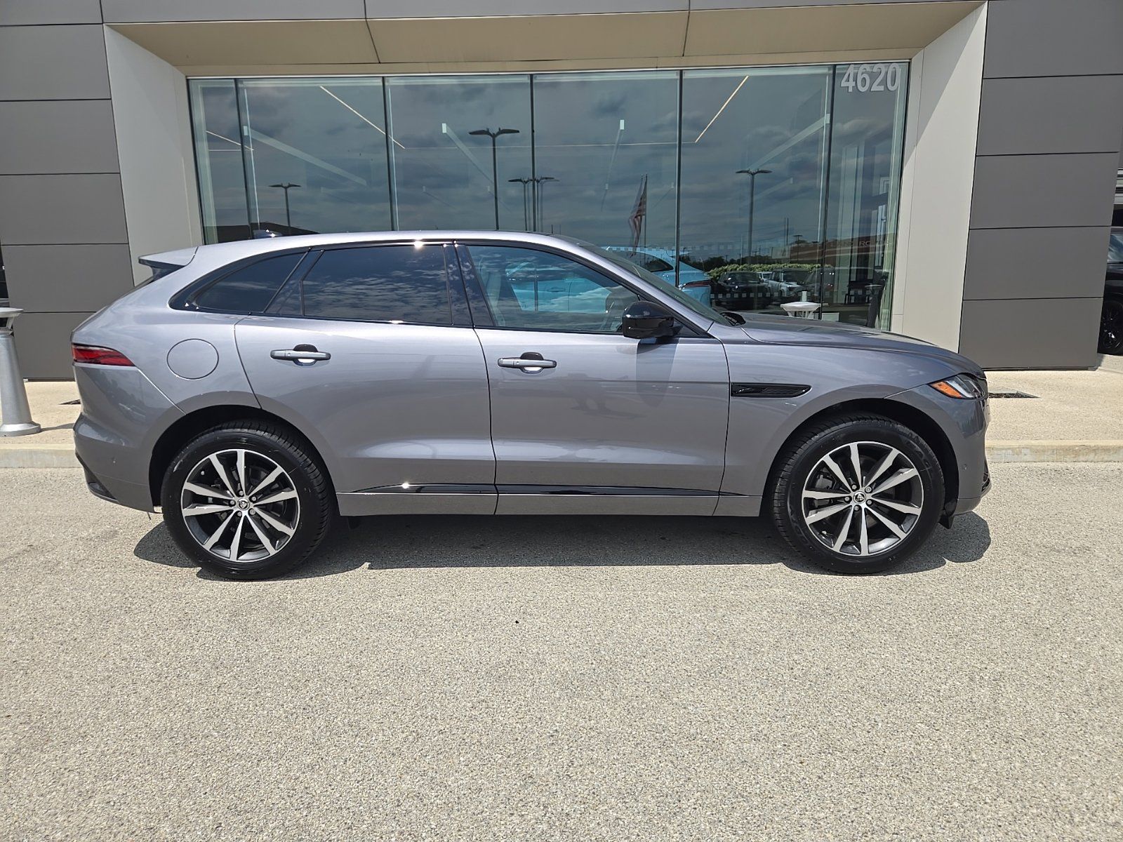 2026 Jaguar F-Pace R-Dynamic S - Photo 6