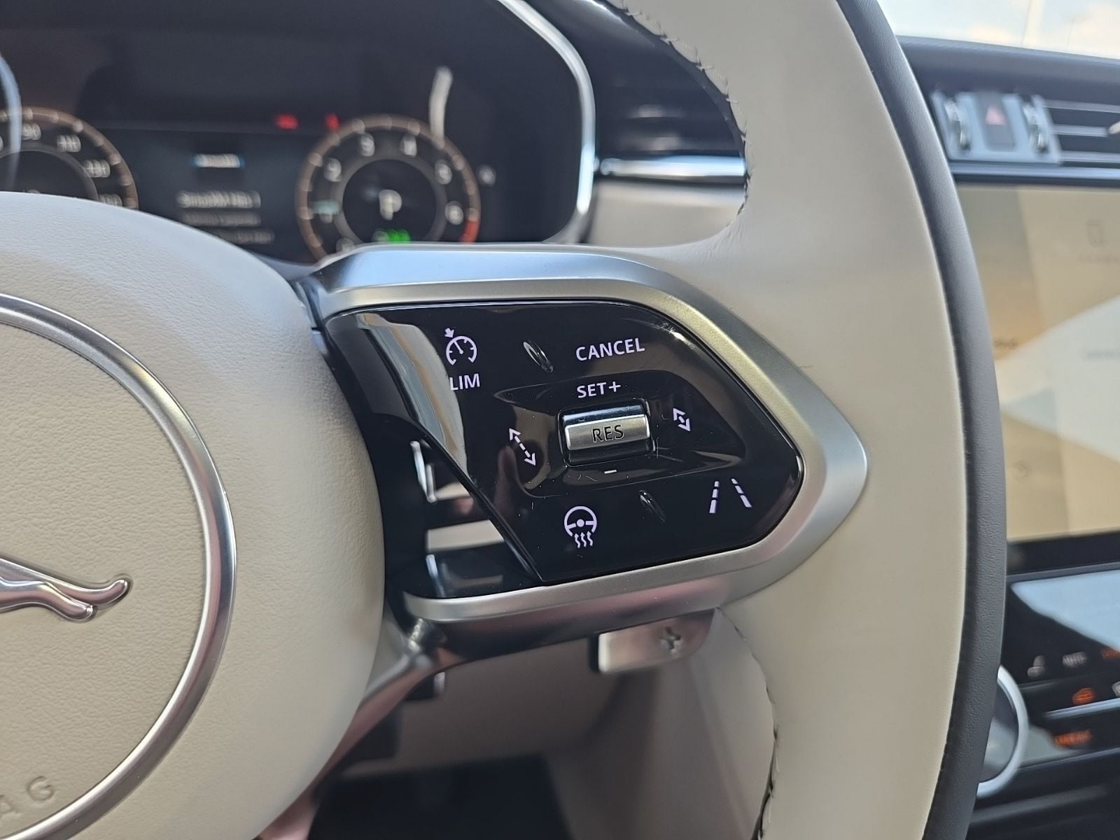 2026 Jaguar F-Pace R-Dynamic S - Photo 41