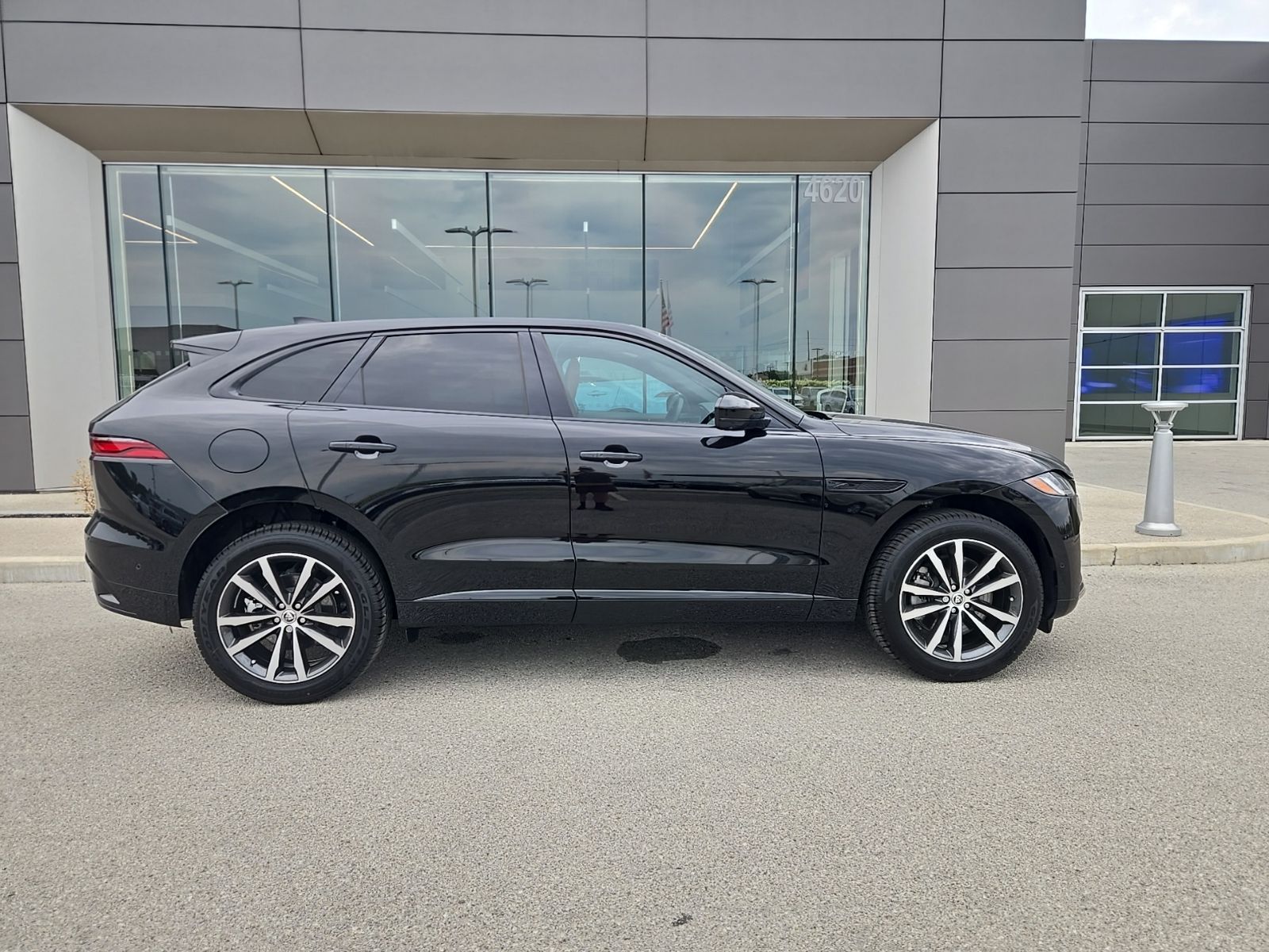 2026 Jaguar F-Pace R-Dynamic S - Photo 6