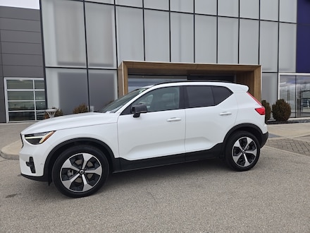 2025 Volvo XC40 B5 Plus Dark Theme SUV