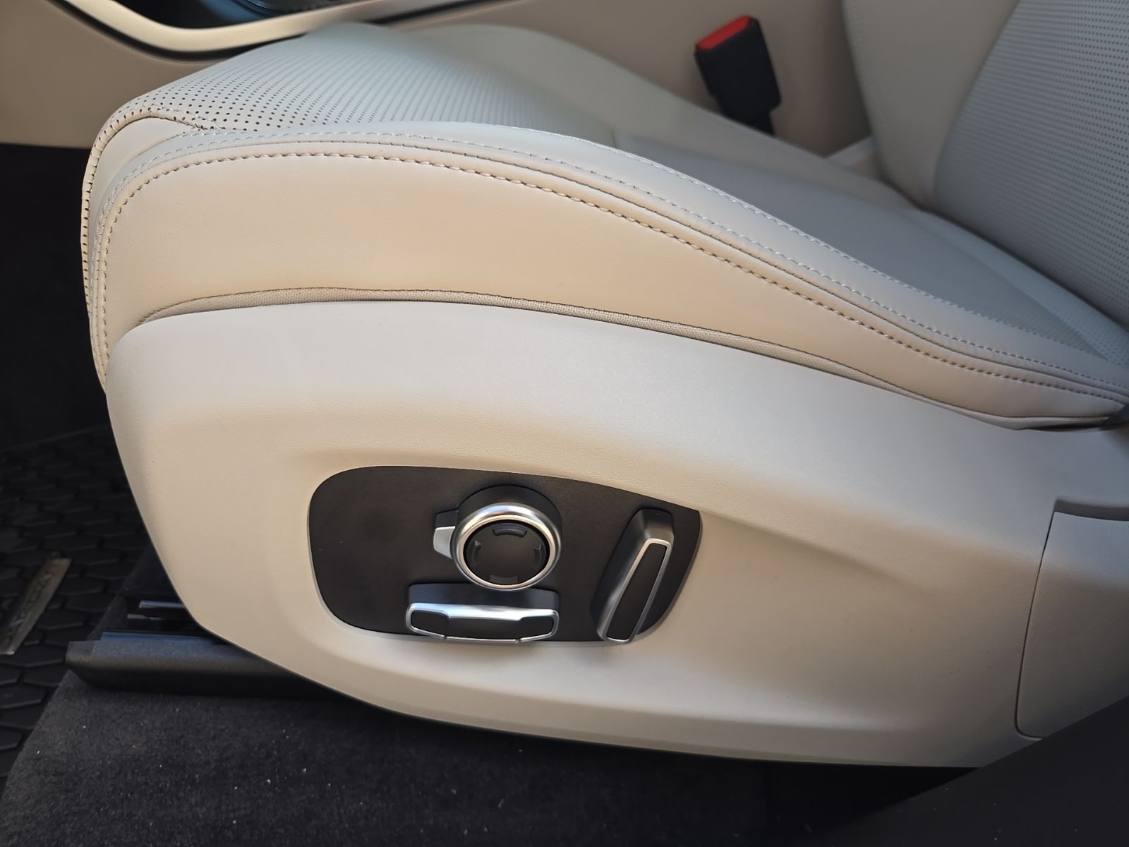 2026 Jaguar F-Pace R-Dynamic S - Photo 23