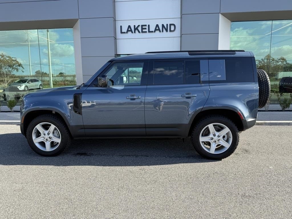 2022 Land Rover Defender SE's photo