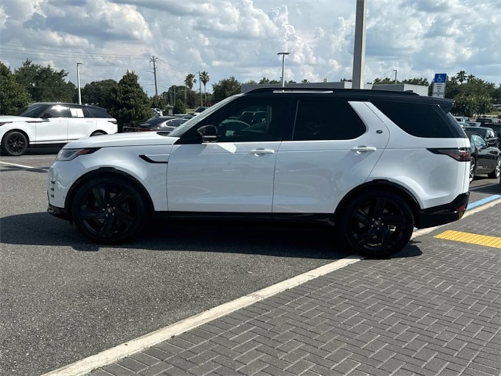 Used 2024 Land Rover Discovery Dynamic SE SUV