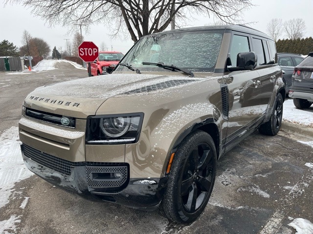 2024 Land Rover Defender X-Dynamic SE's photo